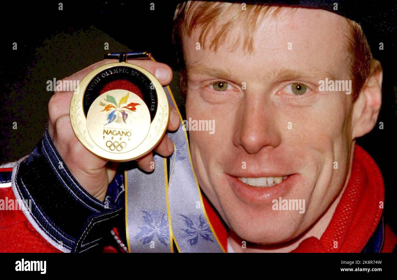 Nagano, Japan 19980212: Bjørn Dæhlie mit der Goldmedaille, die er während der Olympischen Spiele in Nagano auf 10 km in Hakuba erhielt. (Foto: Jon EEG NTB Plus / NTB Stockfoto