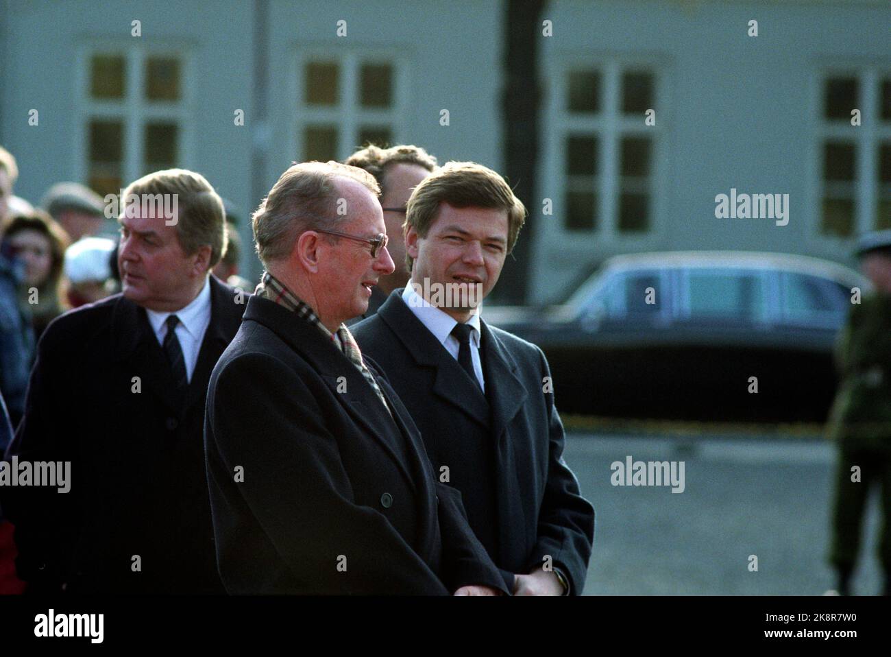 Festung Akershus 9. Mai 1990. Premierminister Jan P. Syse, Außenminister Kjell Magne Bondevik und Verteidigungsminister per Ditlev Simonsen fotografierten im Zusammenhang mit der Kranzniederlegung auf dem Nationaldenkmal. Foto: Morten Holm / NTB / NTB Stockfoto