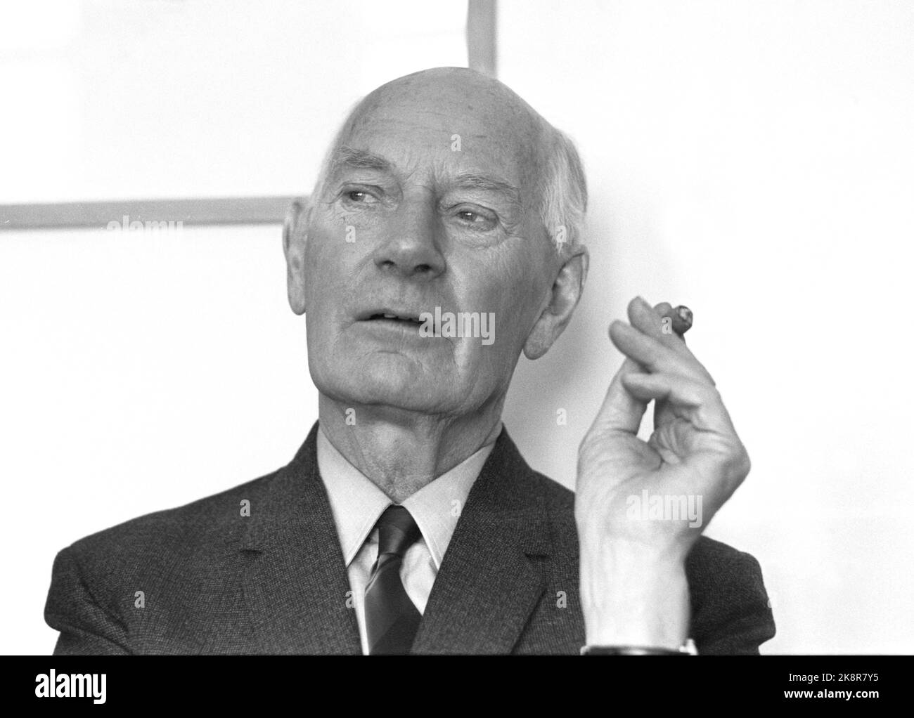 Oslo 19720506. Der ehemalige Premierminister Einar Gerhardsen wird am 10. Mai 75 Jahre alt. Seine Form ist tadellos und der Autor von ihm ebenso effektiv. Zwei Bücher waren Bestseller und im Herbst kommt das dritte Buch. Zigarre rauchen. Foto: Ivar Aaserud Current / NTB Stockfoto
