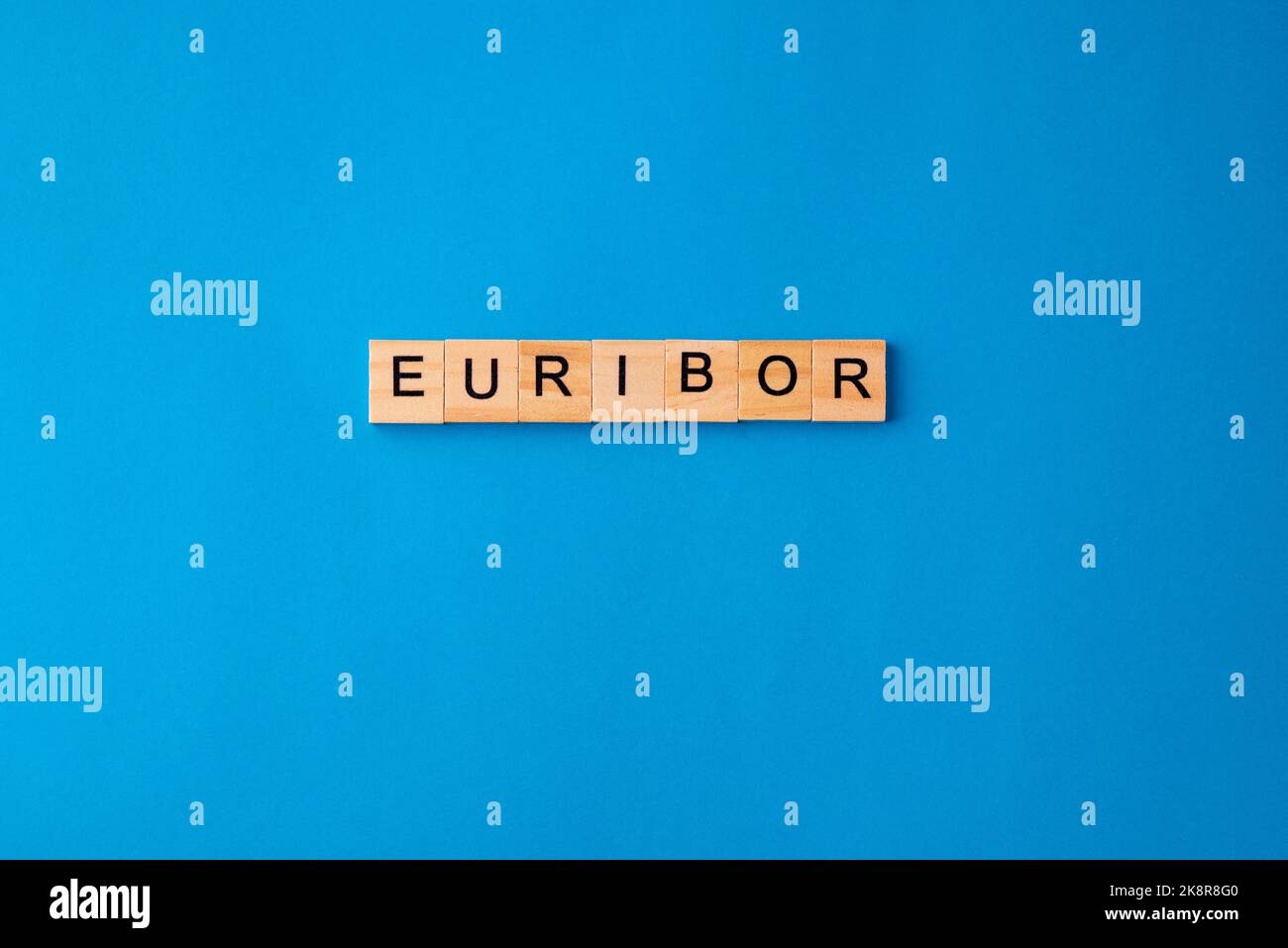 Wort EURIBOR ist in Holzbuchstaben auf blauem Hintergrund geschrieben. Kopieren Einfügen. Stockfoto