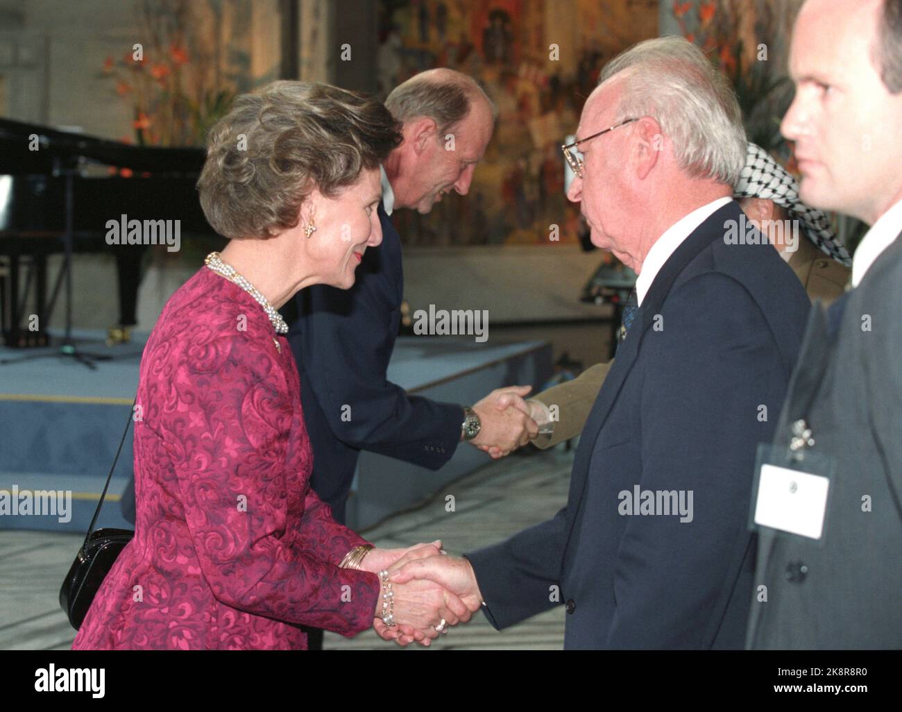 Oslo 19941210: Königin Sonja und König Harald gratulieren Yitzhak Rabin und Yasir Arafat im Oslo City Hall zur Verleihung des Friedensnobelpreises. Der Friedensnobelpreis 1994 wird zwischen Yasir Arafat, Shimon Peres und Yitzhak Rabin aufgeteilt. Foto: Lise Åserud NTB / NTB Stockfoto