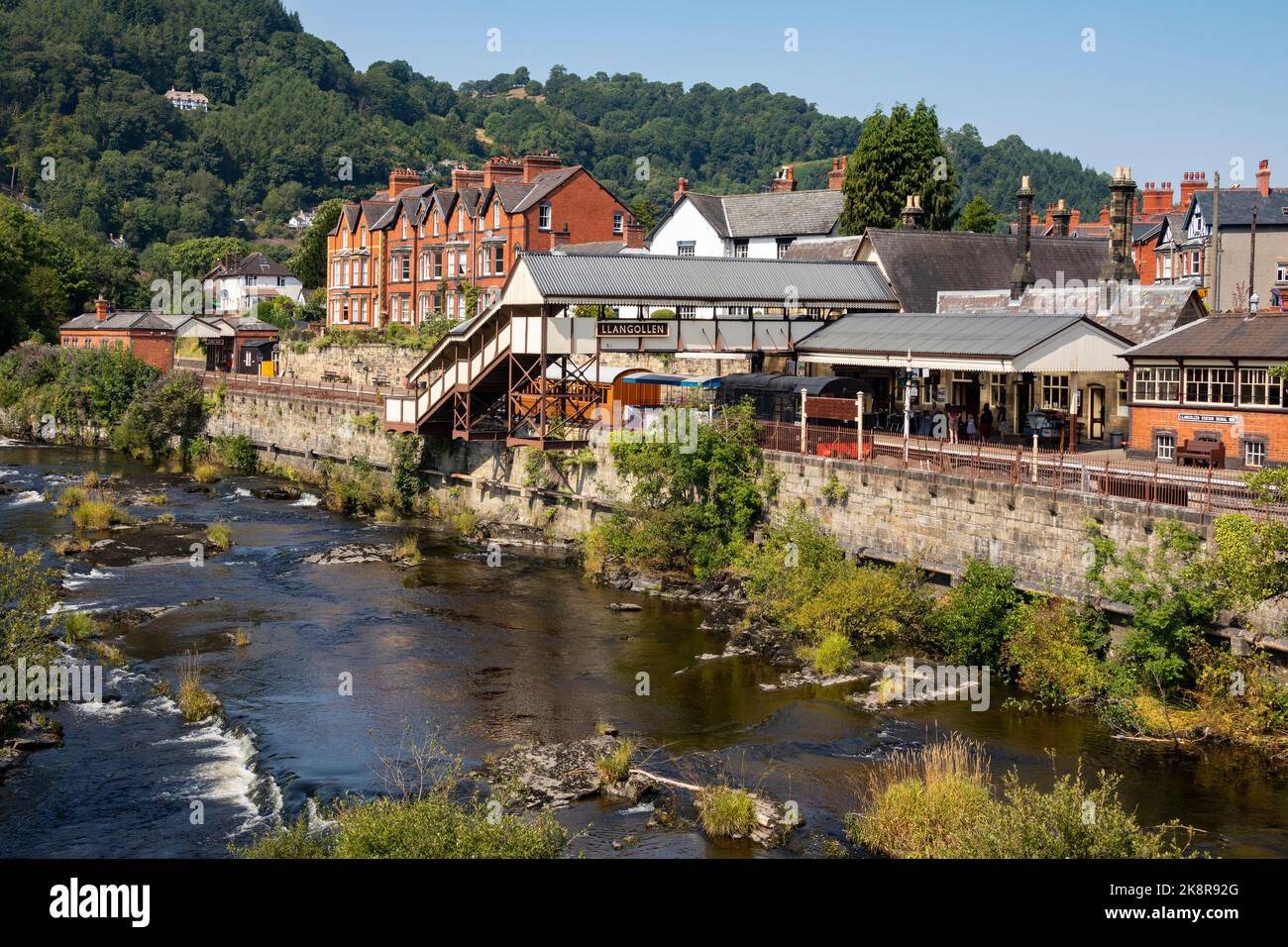 Bahnhof Llangollen und der Fluss Dee in Denbighshire, Wales. Stockfoto