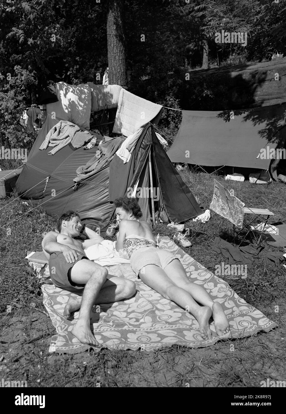 Holmsbu/Buskerud 19530614. Sommeratmosphäre aus Holmsbu. Ein glückliches Paar, das sich vor ihrem Zelt in Holmsbu sonnt. Schwimmen. Sommerurlaub. Altmodisch. Foto: NTB / NTB Stockfoto