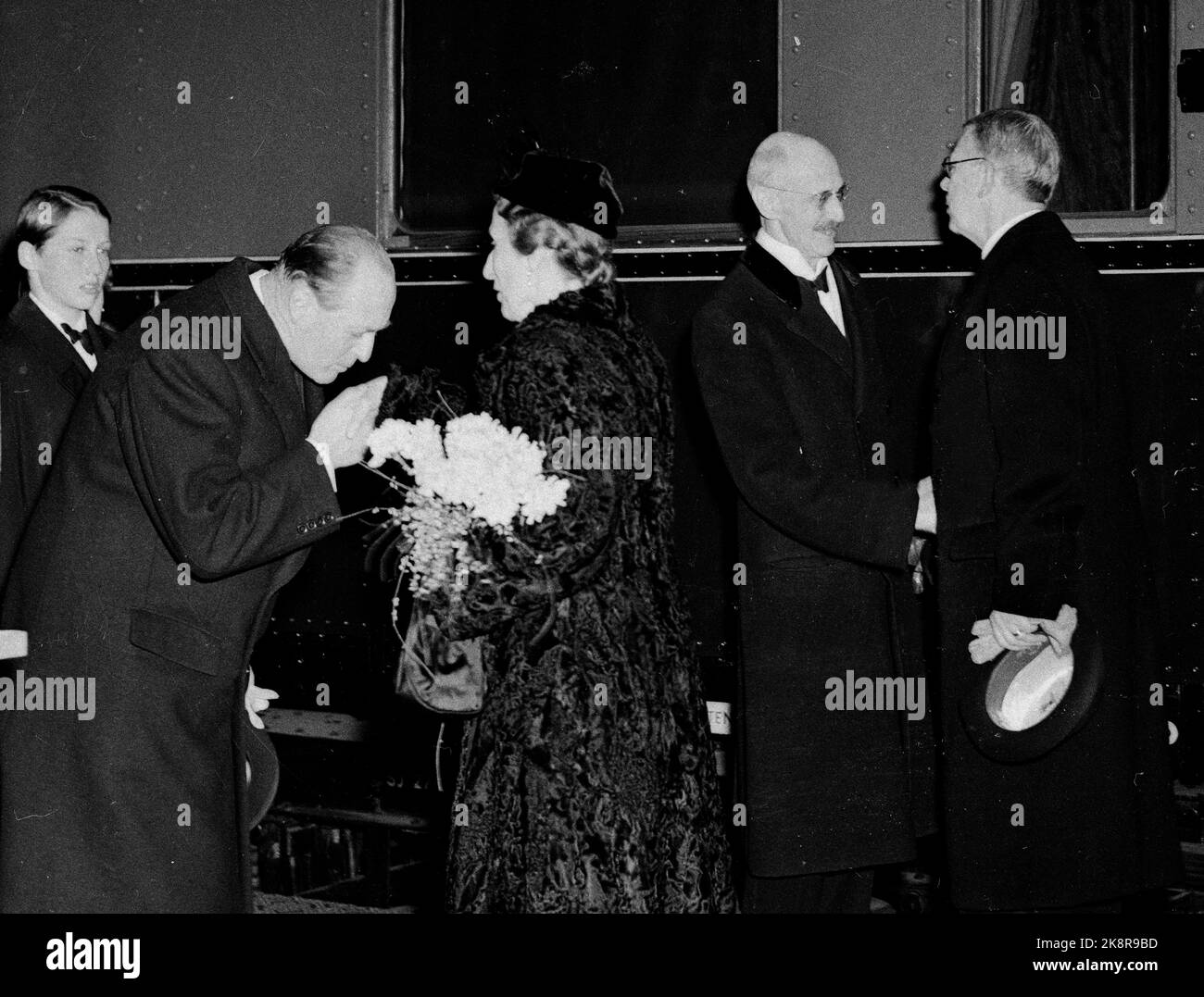 Oslo 1952. König Gustaf Adolf und Königin Louise von Schweden verlassen Norwegen nach drei Tagen offiziellem Besuch. Hier sehen wir Prinz Harald ( NTB Archiv neg. 12960J / NTB Stockfoto