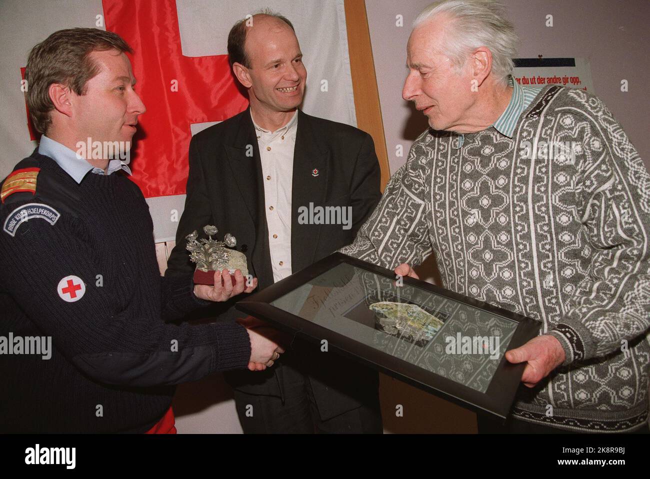19960329: Sowohl der Leiter des Norwegischen Roten Kreuz-Hilfskorps, Steinar Legeland (v.v.), als auch Generalsekretär Sven Molleiv drückten große Bewunderung für Arne Næs aus, der als erster die Bergepraxis erhalten hat. 36920 Foto: Morten Holm Stockfoto