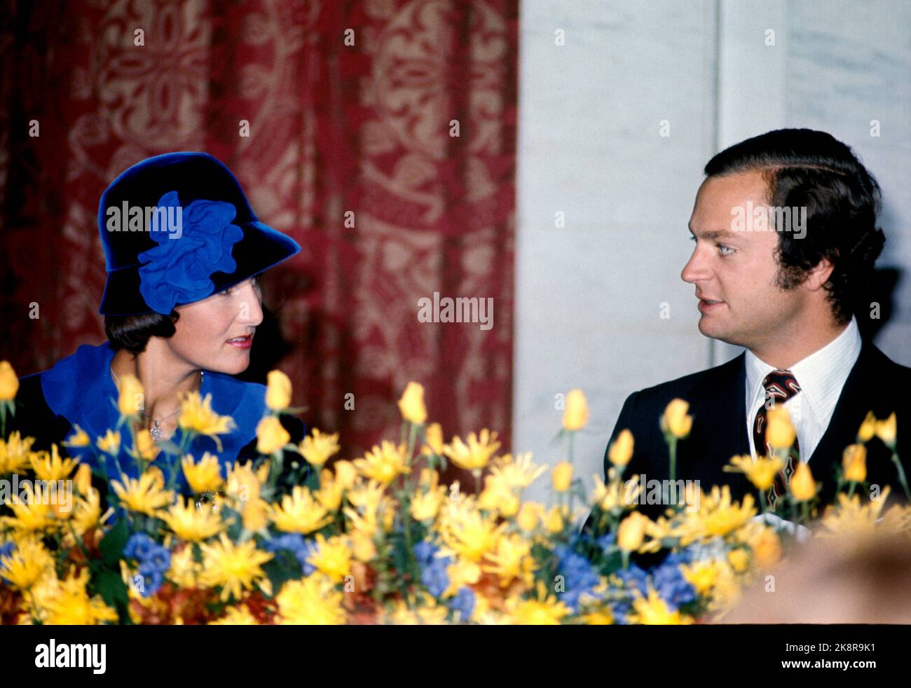 Oslo 1974. Oktober: König Carl Gustaf von Schweden zu einem offiziellen Besuch in Norwegen. Hier zusammen mit Kronprinzessin Sonja mit Hut in schwarz und blau während des Besuchs im Rathaus von Oslo. Gelbe Blumen auf dem Tisch. Foto: NTB / NTB Stockfoto