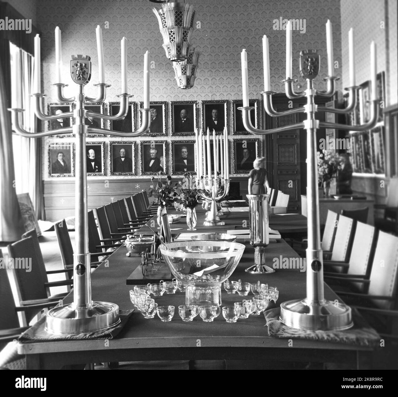 Oslo 19500515. Oslo City 900 Jahre Jubiläum und Einweihung des Osloer Rathauses. Hier sehen wir nach einem Parteitreffen vom Geschenktisch im Präsidentenzimmer aus. Im Vordergrund sehen wir Kerzenständer aus Bærum und eine Punchschale mit 20 Gläsern aus Göteborg. Foto: Sverre A Børretzen / Arne Kjus / Current / NTB Stockfoto