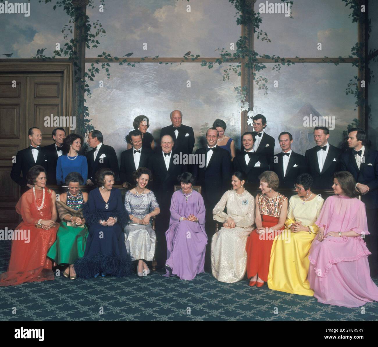 OSLO 19770218. Kronprins Harald feirer sin 40 års-dag. Her de kongelige gjeste photographed på Slottet. F.V. grevinne Flemming von Rosenborg, prinsesse Ragnhild fru Lorentzen, prinsesse Beatrix AV Nederland, dronning Fabiola AV Belgia, Kronprinsesse Sonja, dronning Silvia AV Sverige, storhertuginne Josephine Charlotte AV Luxembourg, prinsesse Astrid Og Lady Elizabeth Sharkerley. BAK Fra venstre greve Flemming AV Rosenborg, greve Ullenes de Schooten, grevinne Ullenes de Schooten, prins Claus AV Nederland, kong Baudouin AV Belgia, kong Olav V, jubilanten kronprins Harald, kong Car Gustaf XVI a Stockfoto