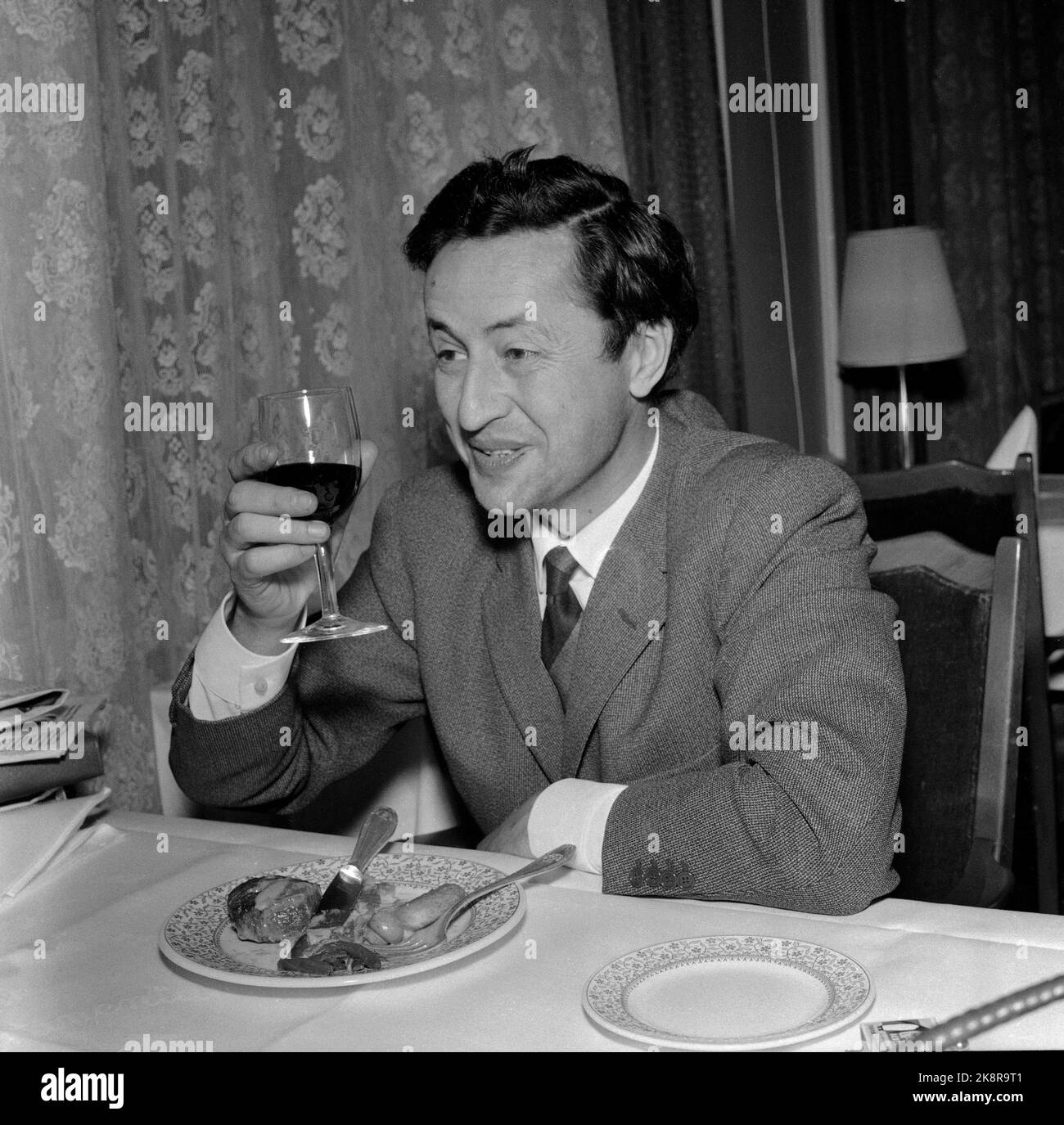 Oslo 19611207; Jens Bjørneboe (1920-1976). Autor Jens Bjørneboe schälet in Wein und genießt ein Restaurant in Oslo. Foto: NTB / NTB Stockfoto