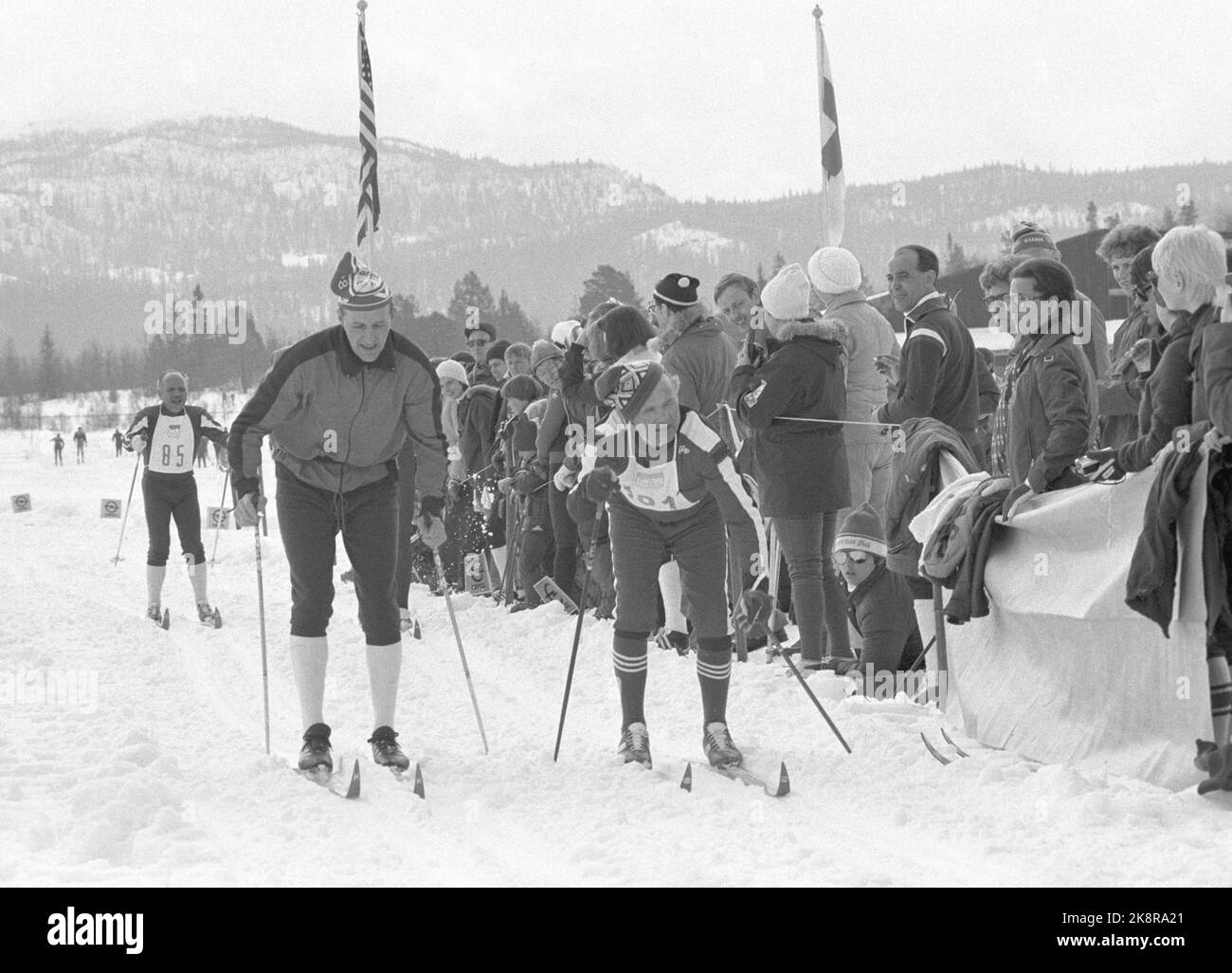 Beitostølen 19810404: Erling Stordahl (t.h.) im Einsatz während des Ritterrennens für behinderte Menschen in Beitostølen. Er wurde von Oddmund Jensen begleitet. Foto: NTB / NTB Stockfoto