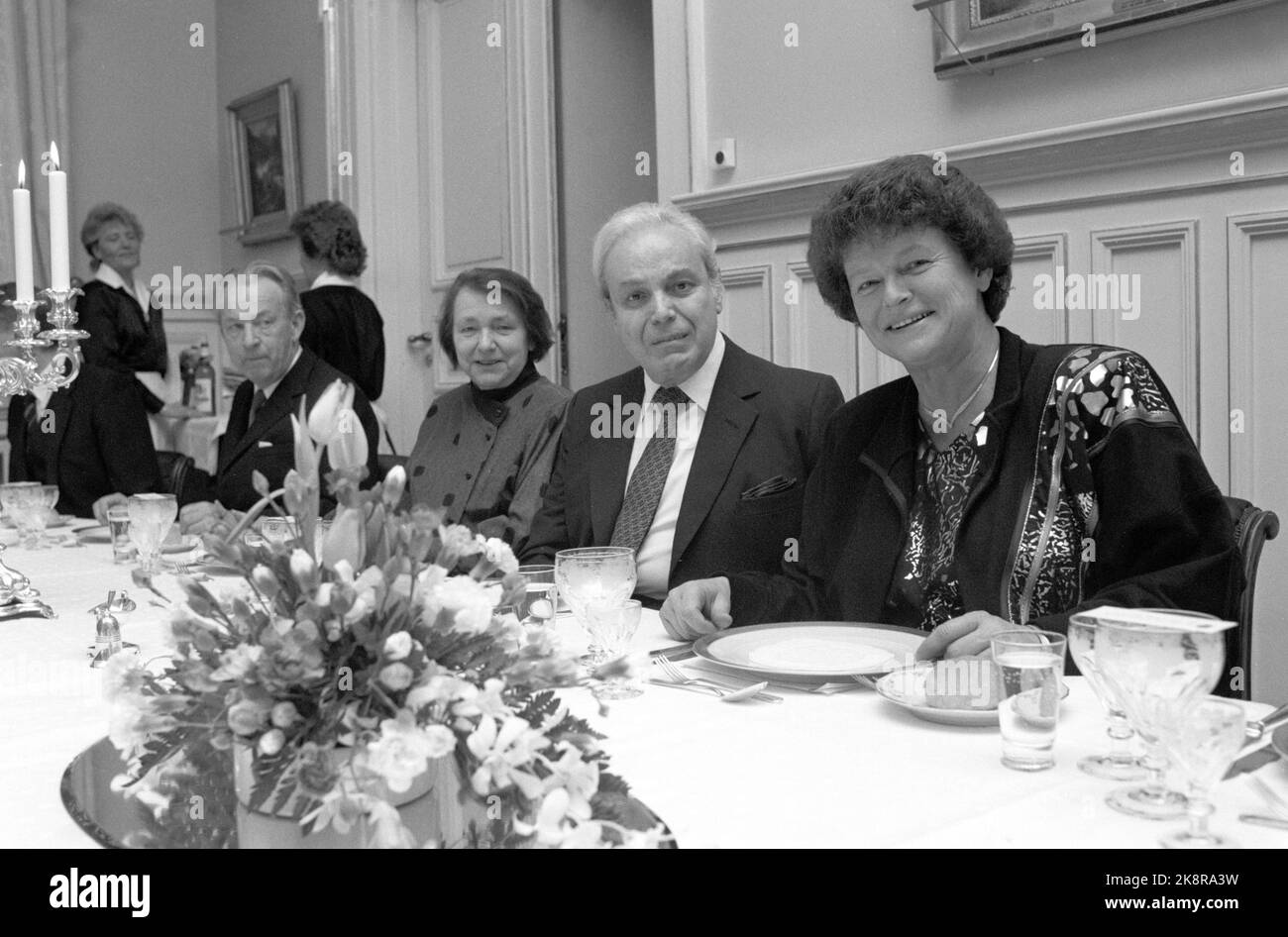 Oslo 19890109. Der Friedensnobelpreis 1988 an die friedensbewahrenden Kräfte der Vereinten Nationen. Der Preis wurde vom UN-Generalsekretär Javier Perez de Cuellar entgegengenommen. Javier Perez de Cuellar ist zurück in Oslo, um den Pflichtvortrag zu halten, für den er bei der Verleihung des Friedenspreises keine Zeit hatte. Hier während des Essens der Regierung mit Premierminister Gro Harlem Brundtland. Gidske Anderson sitzt hinter Cuellar. Foto: Morten Hvaal NTB / NTB Stockfoto