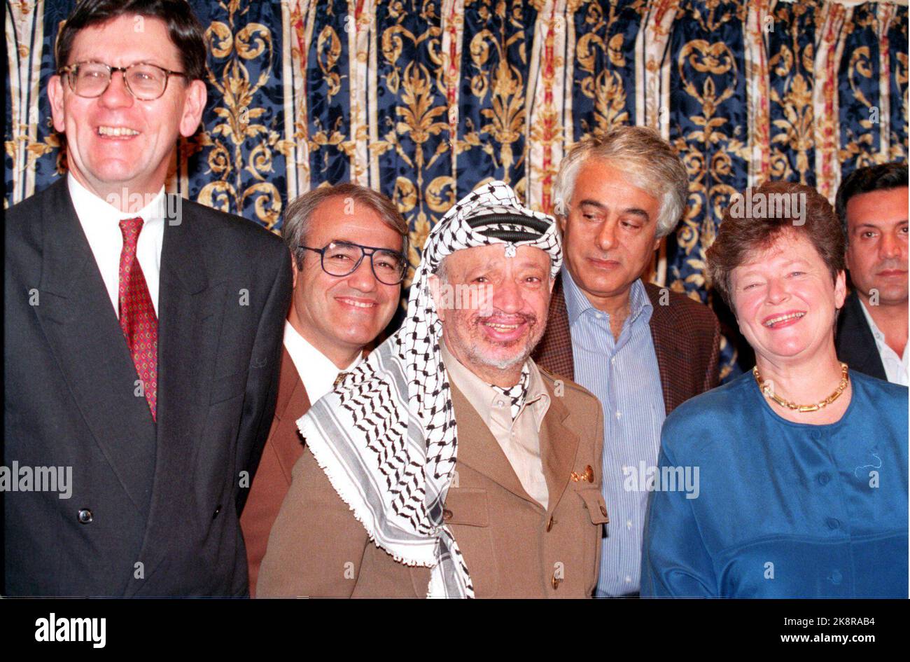 Oslo 19941210. Der Friedensnobelpreis 1994. Der Friedensnobelpreis für 1994 wird zwischen Yasir Arafat, Shimon Peres und Yitzhak Rabin aufgeteilt. Außenminister Bjørn Tore Godal und Premierminister Gro Harlem Brundtland nach den Gesprächen mit Yasir Arafat im Grand Hotel. Friedensnobelpreis. Foto: Knut Falch Stockfoto