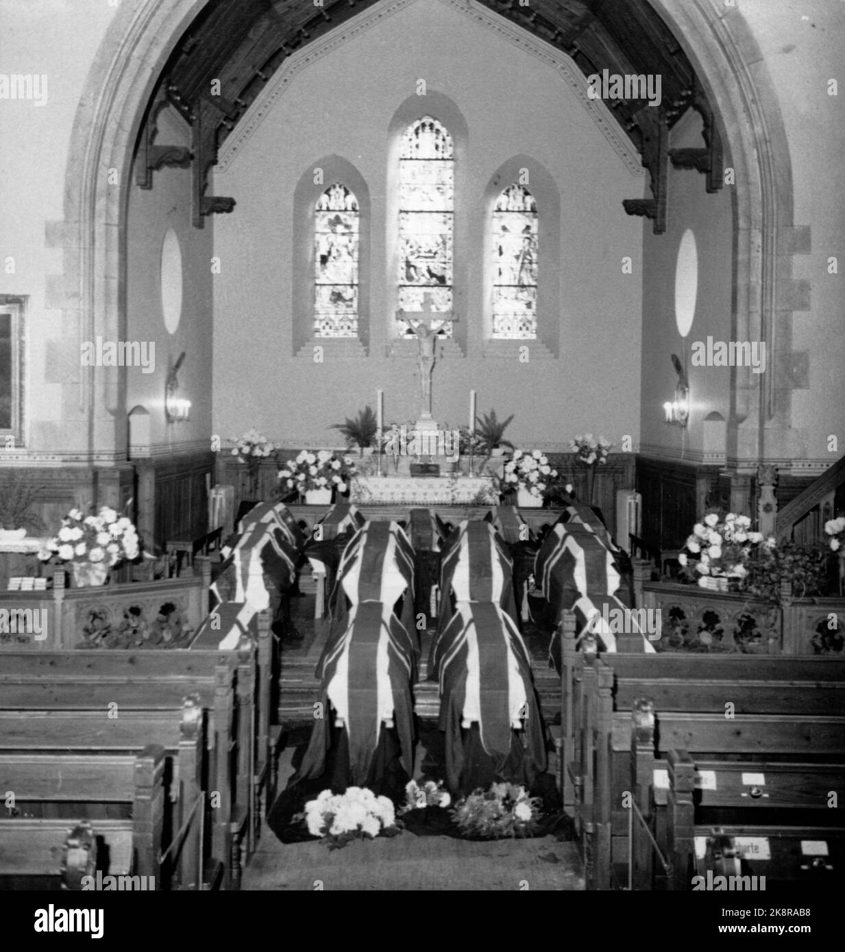 Bergen September 1948. Eines der Flugzeuge der Air Defense Catalina stürzte südlich von Bergen ab, und 13 Menschen kamen ums Leben. Hier von der Beerdigung einiger Getöteten. Innenraum der Kirche, mit mit norwegischen Fahnen bedeckten Truhen. Foto: NTB / NTB Stockfoto