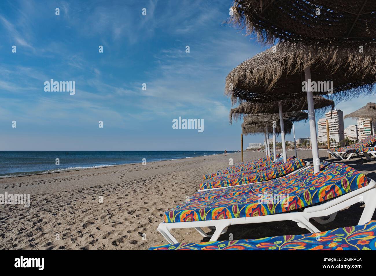 Torremolinos, Costa del Sol, Provinz Málaga, Andalusien, Südspanien. Playamar-Strand, am frühen Morgen. Stockfoto