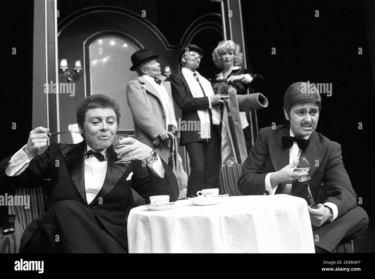 Oslo 19800827 Premiere für die Singkomödie „Men People“ im Oslo New Theatre. Hier die Schauspieler Kari Simonsen (TV) und Ellen Horn, beide gut maskiert. Zurück von V: Sissel Sellæg, Kari Onstad und Bente Børsum. In dieser satirischen Gesangskomödie gibt es weibliche Mitwirkende in allen Rollen. Foto: Henrik Laurvik / NTB Stockfoto