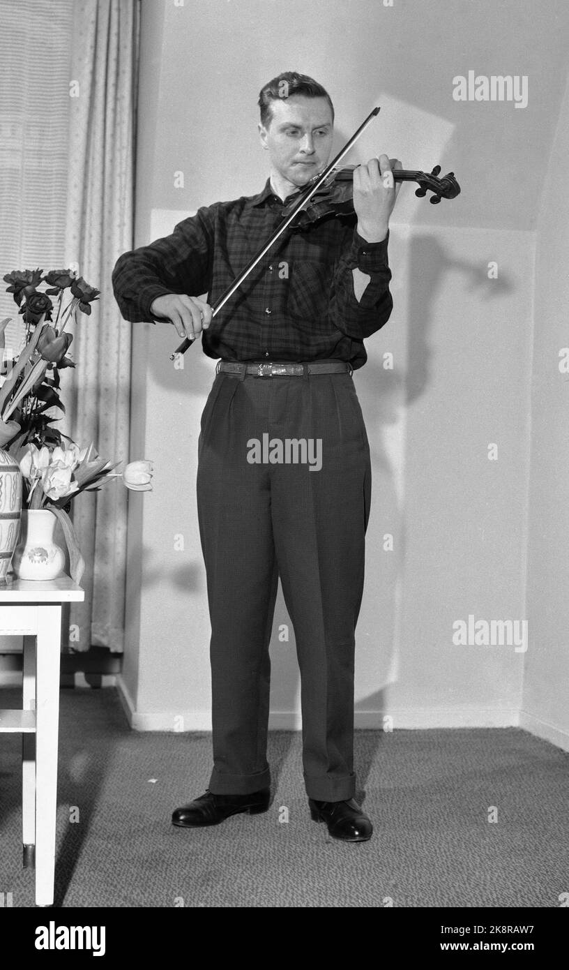 Oslo Januar 1959 die 22-jährige Geigerin Arve Tellefsen erntete Ovationen, und die Musikkriterinnen sprühten nach dem Debüt-Konzert in der Aula der Universität am 21. Januar mit Superlativen. Hier Tellefsen mit der Geige. Foto: Børretzen / Aktuell / NTB Stockfoto