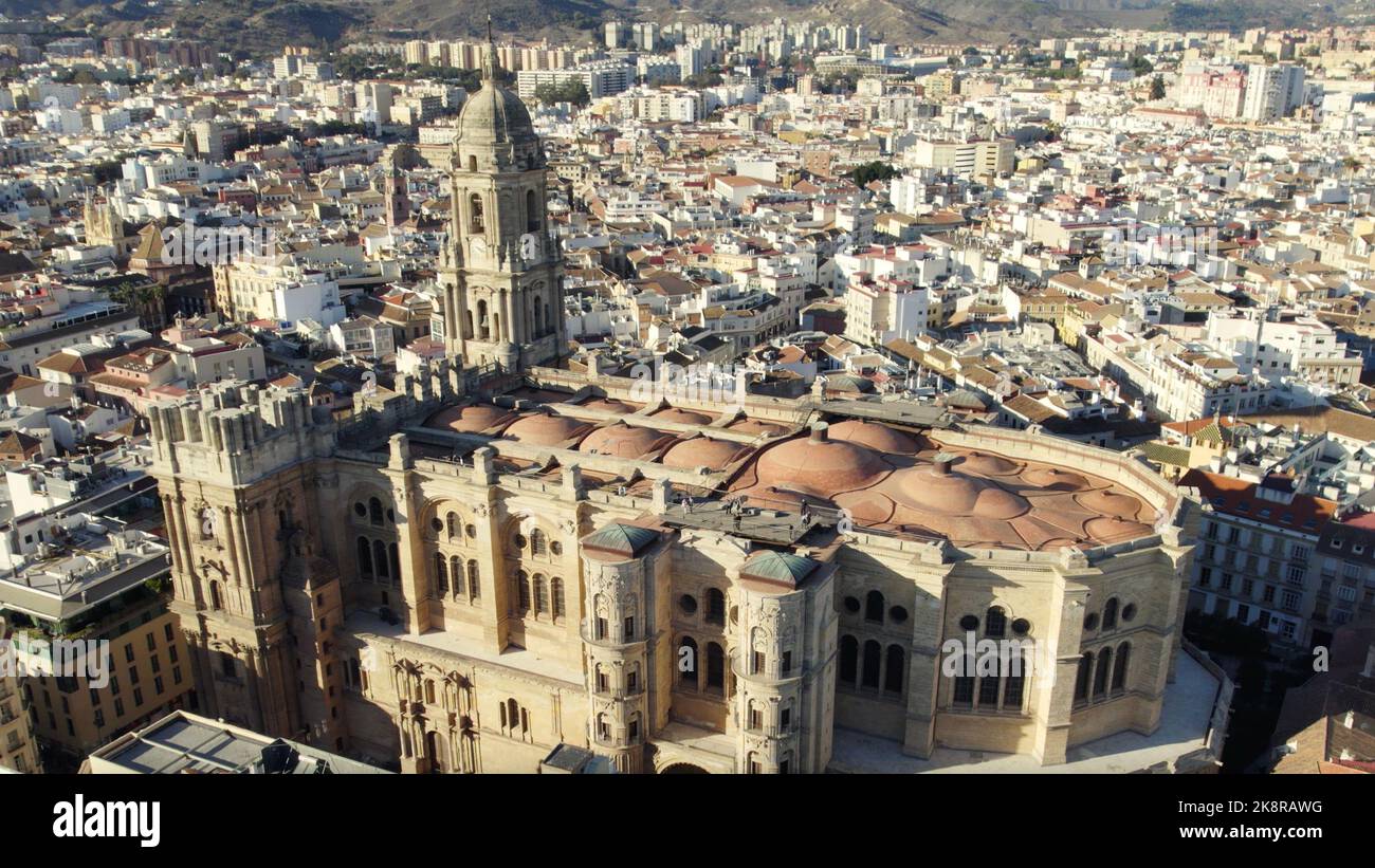 Eine schöne Luftaufnahme der Kathedrale von Malaga in Spanien mit Gebäuden um sie herum am Meer Stockfoto