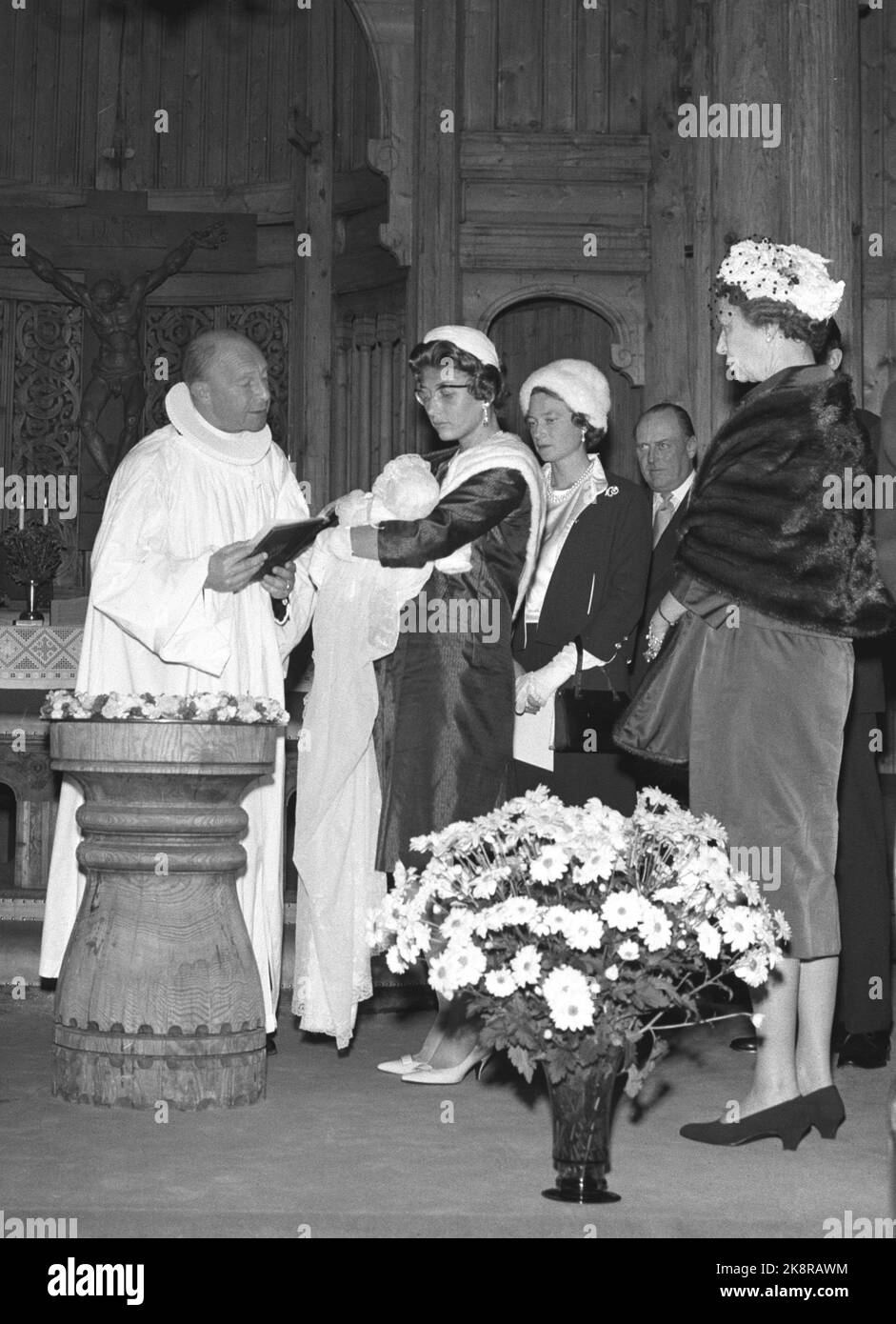 Oslo 19621004. In der Holmenkollenkapelle taufen Prinzessin Estad und Johan Martin Ferner ihre Tochter Cathrine. Das Taufkind wurde von ihrer Mutter Prinzessin, Prinzessin, getragen. Die Taufe wurde von Pfarrer Sverre Eika vorgenommen. Hier von der Taufaktion (f.) Pfarrer Sverre Eika, Lille Cathrine, Prinzessin Arid, (hinter) Großherzogin Josephine-Charlotte von Luxemburg und König Olav. Margaretha von Dänemark (t.h.). Foto: NTB / NTB Stockfoto