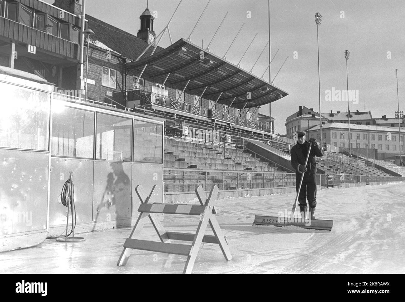 Oslo 19760125. EM beim Skaten von Bislett 1976. Hier wird das Eis vor dem Start des europäischen Skisports vorbereitet. Tribuns. Foto: Oddvar Walle Jensen NTB / NTB Stockfoto