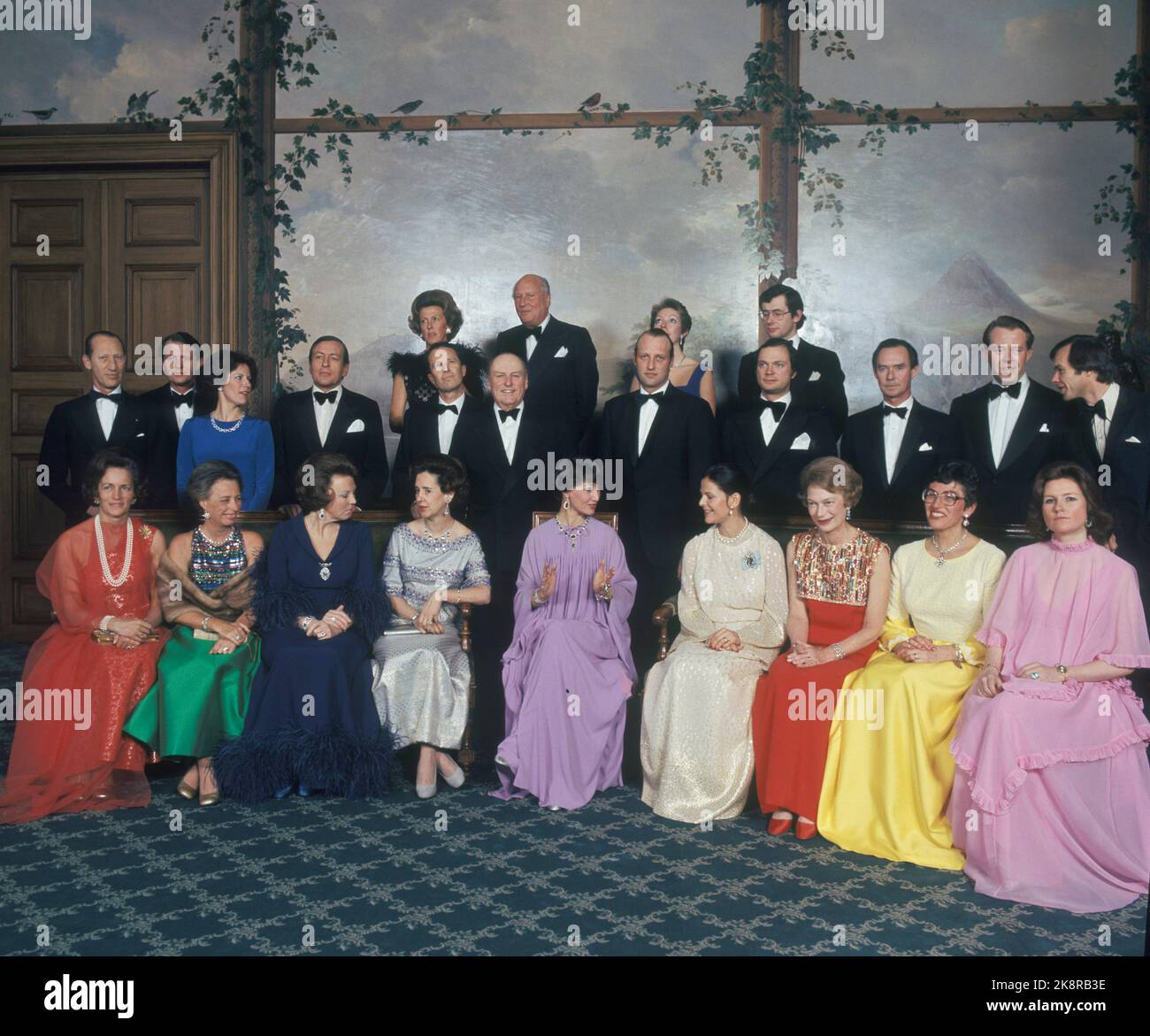 OSLO 19770218. Kronprins Harald feirer sin 40 års-dag. Her de kongelige gjeste photographed på Slottet. F.V. grevinne Flemming von Rosenborg, prinsesse Ragnhild fru Lorentzen, prinsesse Beatrix AV Nederland, dronning Fabiola AV Belgia, Kronprinsesse Sonja, dronning Silvia AV Sverige, storhertuginne Josephine Charlotte AV Luxembourg, prinsesse Astrid Og Lady Elizabeth Sharkerley. BAK Fra venstre greve Flemming AV Rosenborg, greve Ullenes de Schooten, grevinne Ullenes de Schooten, prins Claus AV Nederland, kong Baudouin AV Belgia, kong Olav V, jubilanten kronprins Harald, kong Car Gustaf XVI a Stockfoto