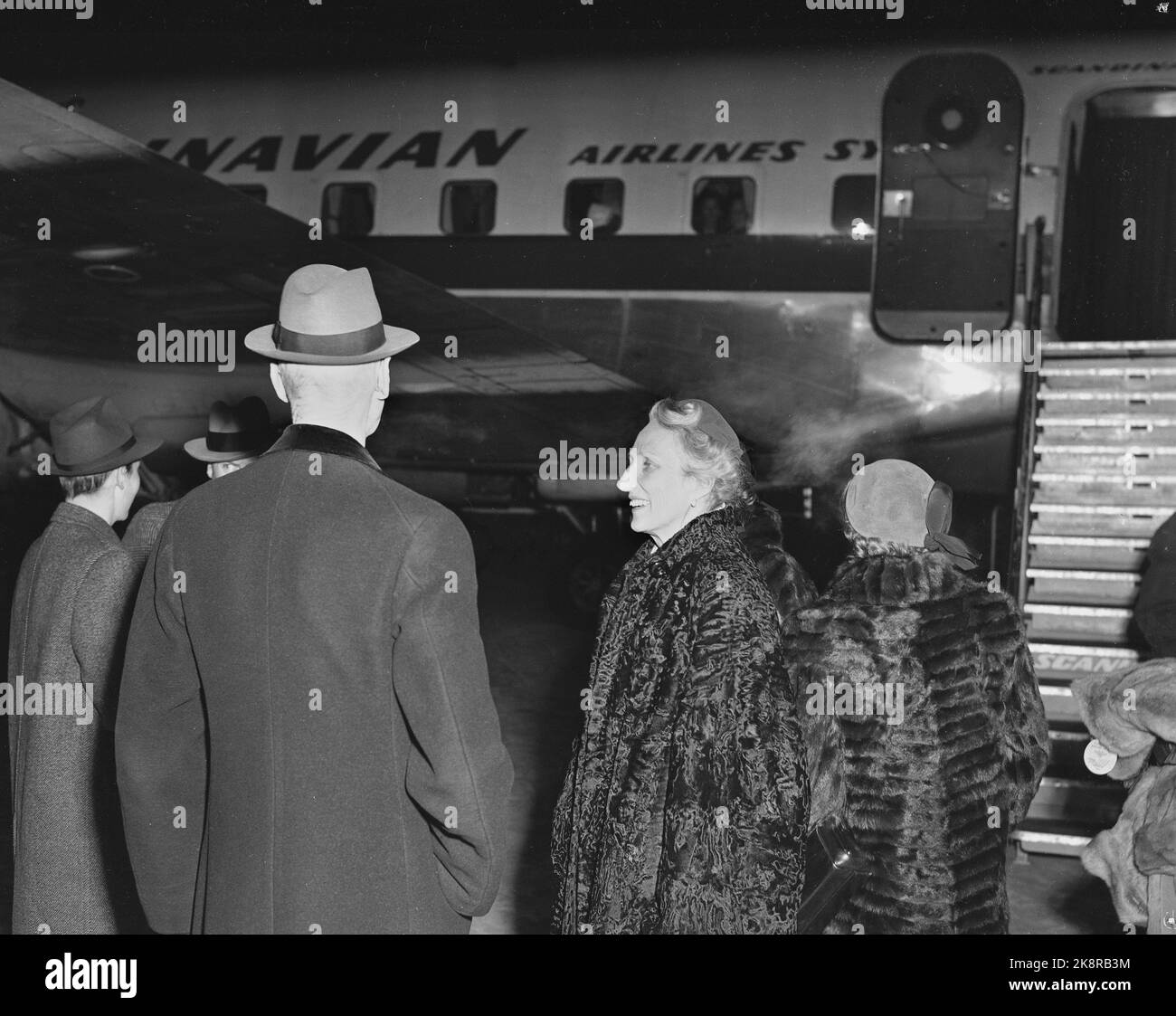 Gardemoen 19530125. Kronprinzessin Märtha, Prinzessin Arid und Prinzessin Ragnhild kommen nach Norwegen. Am Flughafen Gardemoen wurden sie von Kronprinz Olav, Prinz Harald und König Haakon empfangen. Kronprinzessin Märtha mit pelzüberzug und Hut, von hinten König Haakon. Foto: NTB Archive / NTB Stockfoto