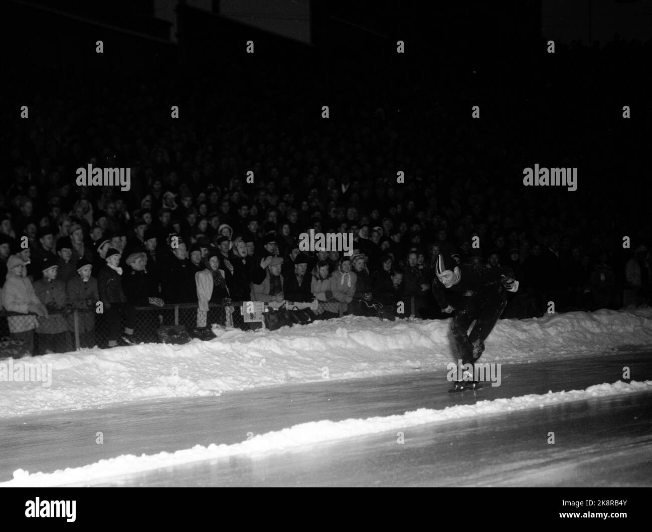 Oslo 19510127 die Europameisterschaft auf den Schlittschuhe in Bislett wird von Hjalmar Andersen unter sehr dramatischen Umständen gewonnen. Hjallis wurde von einer Blitzlampe geblendet und fiel auf 10.000 Meter. Hier geht Hjallis weiter, mit einem kaputten Skate und nach dem Herbst mit Schnee bedeckt. Nach ein paar Runden wurde Hjallis aus dem Rennen genommen, um später wieder zu fahren. Foto: NTB / NTB Stockfoto