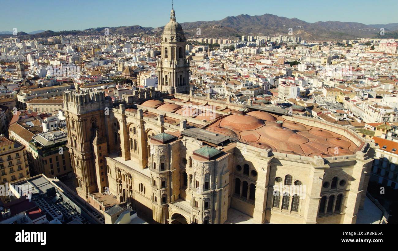 Eine schöne Luftaufnahme der Kathedrale von Malaga in Spanien mit Gebäuden um sie herum am Meer Stockfoto