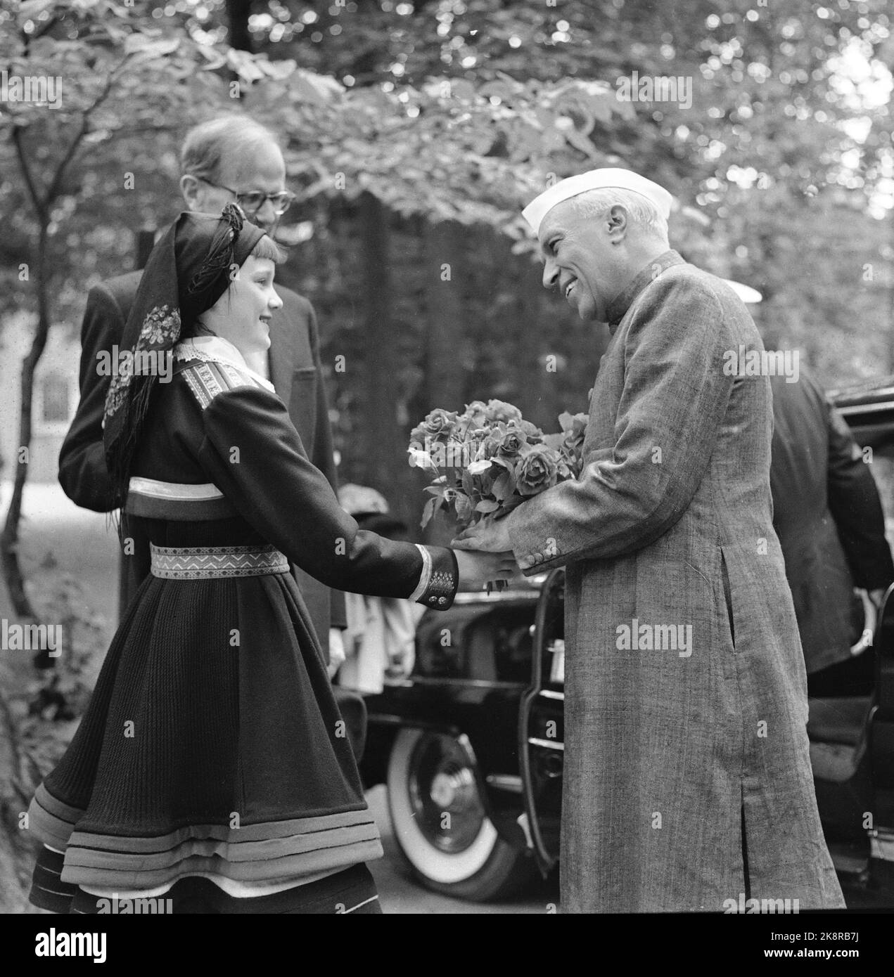 Oslo 29. Juni 1957. Premierminister Jawaharlal Nehru aus Indien bezaubert die Norweger. Hier aus dem Volksmuseum, wo ihm Blumen von einem Kostümmädchen überreicht wurden. Foto: NTB / NTB Stockfoto