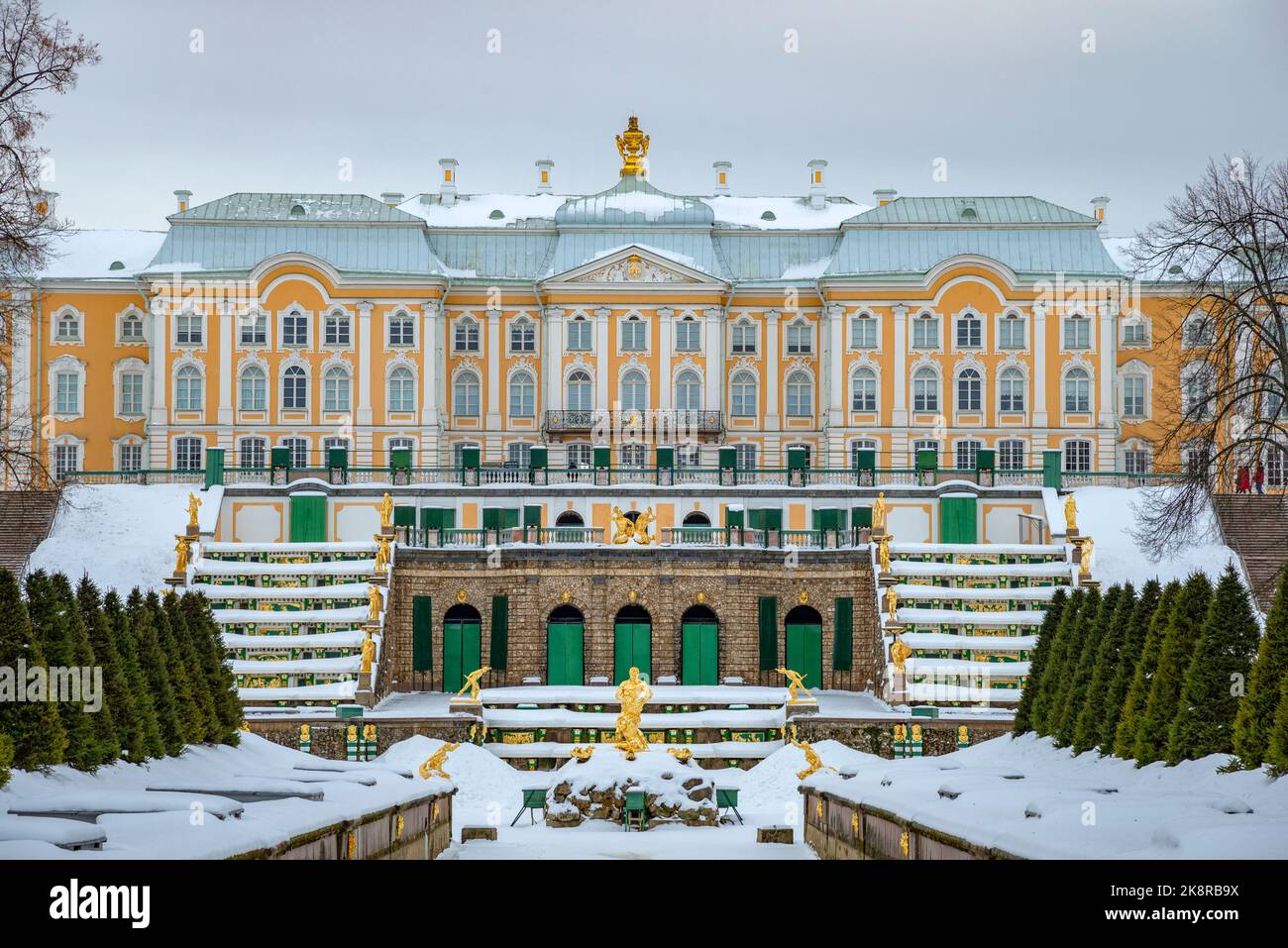 PETERHOF, RUSSLAND - 12. FEBRUAR 2022: Der große Palast und der Samson-Brunnen Stockfoto