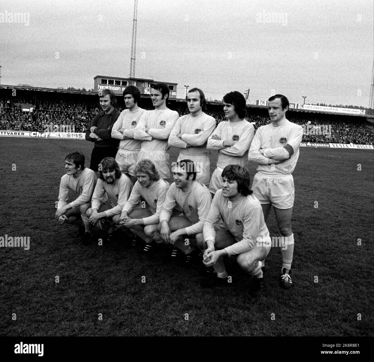 Bodø 19751026. Fußball, Norwegische Meisterschaft / Pokalfinale Bodø / Glimt - Vard, Ullevaal Stadium. Die Fußballmannschaft von Bodø/Glimt, die das Pokalfinale gewonnen hat. Das Team besteht aus Jon Arne Abrahamsen, Tor Eriksen, Einar Kolstad, Odd Bjørn Kristoffersen, Trond Tidemann, Arild Olsen, Harald Berg (hinter Trygve Nygård, Sturla Solhaug. Foto Paul Owesen / NTB / NTB Stockfoto