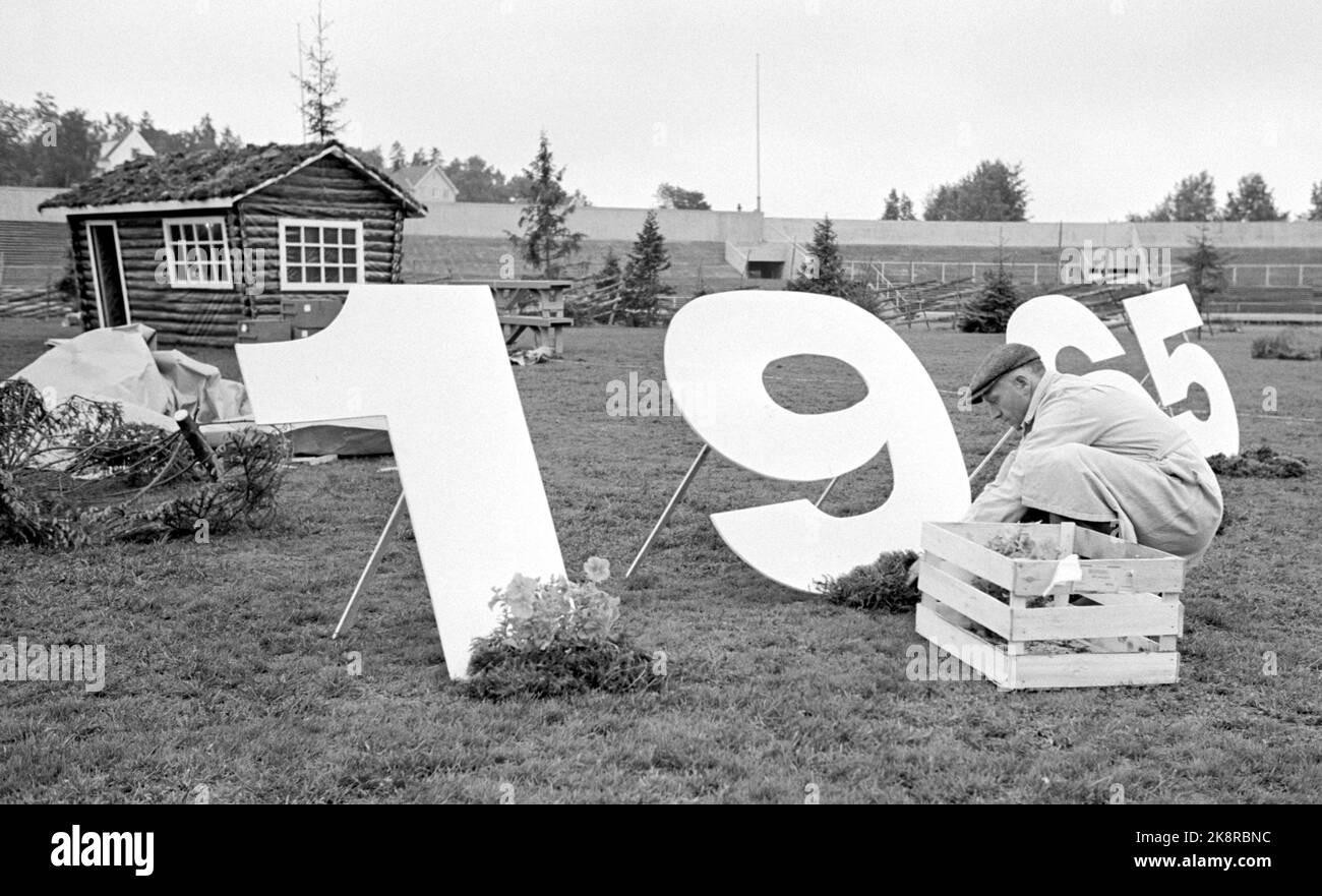 Oslo 19650626 'Jehovas Nacht in Ullevål' einige Nachtstunden nach dem Sieg über Jugoslawien verwandelte sich Jehovas Zeugen Ullevaal in die Arena für eine riesige religiöse Versammlung. Auf Greessmatta eine kleine Sitzbank, eine Geste an den Tourismus und die ausländischen Gäste. Foto: Aage Storløkken / Aktuell / NTB Stockfoto