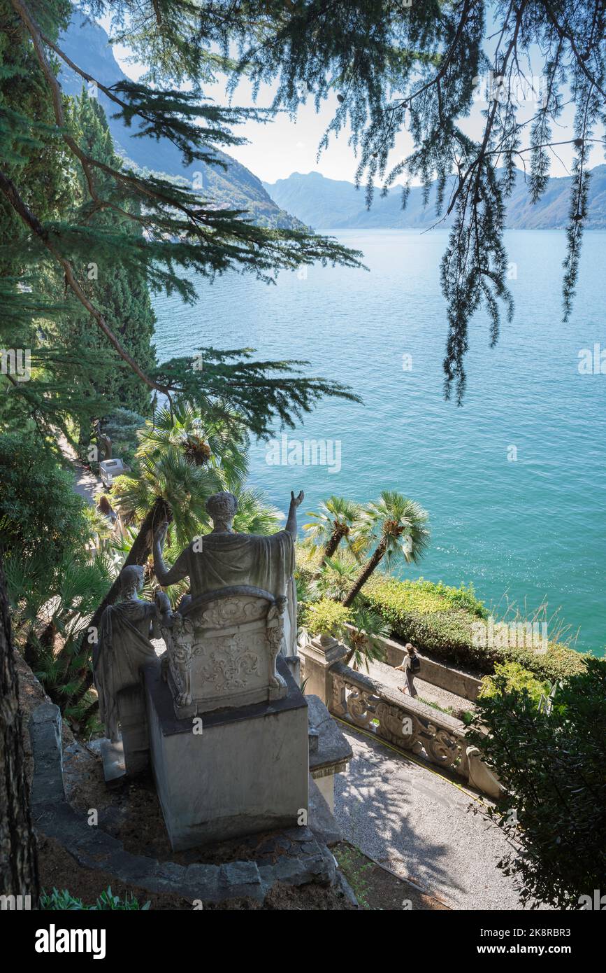 Villa Monastero Garten, Blick auf den Comer See unter den malerischen Gärten der Villa Monastero, Varenna, Comer See, Lombardei, Italien Stockfoto