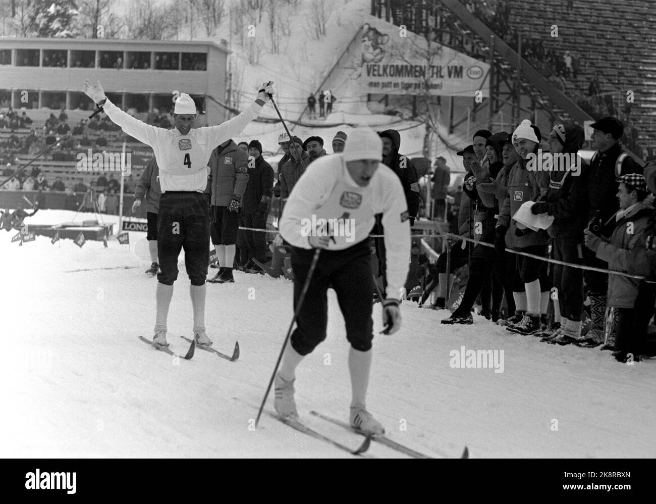 Oslo 19660223 WM in Holmenkollen 1966. Langlauf, 4 x 10 km. Staffel für Männer wie Norwegen gewonnen. Hier wechselt das norwegische Team. Hier jubelt Harald Grønningen (hinten), nachdem er Ole Ellefsæter auf die dritte Etappe geschickt hat. Foto: Current / NTB Stockfoto