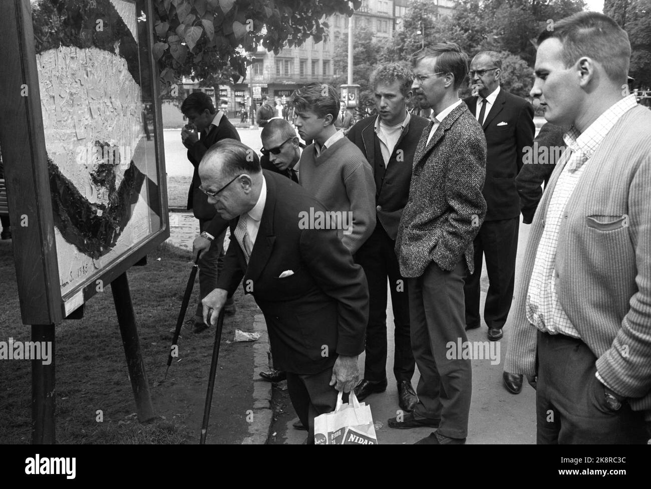 Oslo 5. August 1965. Menschen greifen Kjartan Slettemarks Bild vor dem Storting an, Krawalle und die Polizei muss eingreifen und das Bild auf die Victoria Terrace bringen. Fritz Røed und Frans Widerberg nehmen das Bild auf der Victoria Terrace auf und werden nach Slettemark in Stockholm geschickt. Foto; Aktuell / NTB Stockfoto