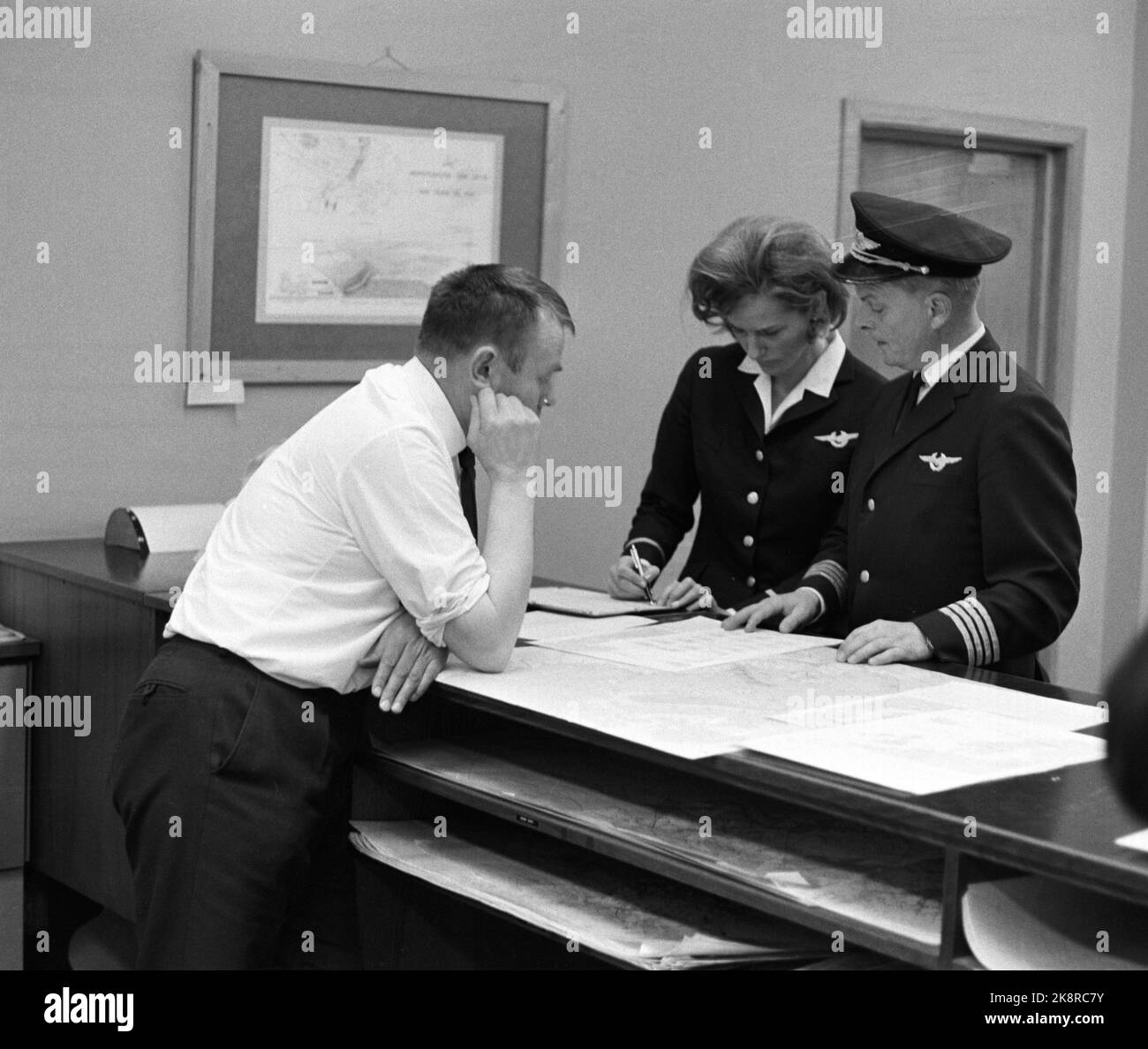 Bardufoss 8. Mai 1969. Turi Widerøe hat eindeutig seine Abschlussprüfung als Partnerin im regulären Verkehr, d.h. sie ist als Passagierflugzeug zugelassen. Hier werden die Wettervorhersagen vor der nächsten Reise überprüft. Sie ist die erste weibliche Pilotin einer größeren Fluggesellschaft im Westen. Foto: Aage Storløkken / Aktuell / NTB Stockfoto