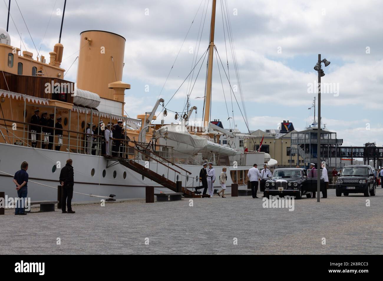 Das Schiff der Marine mit dem dänischen Königsfamilie, das an den Docks von Helsingor, Dänemark, ankommt Stockfoto