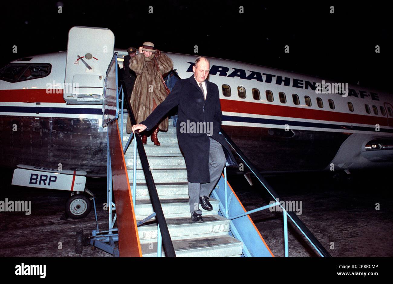 Svalbard 19911127: Das königliche Paar besucht Svalbard. Bild: Longyearbyen. König Harald und Königin Sonja kommen am Flughafen Svalbard an. Das königliche Paar geht die Treppe hinunter. - Flüge von Braathens - Foto: Jon EEG Stockfoto
