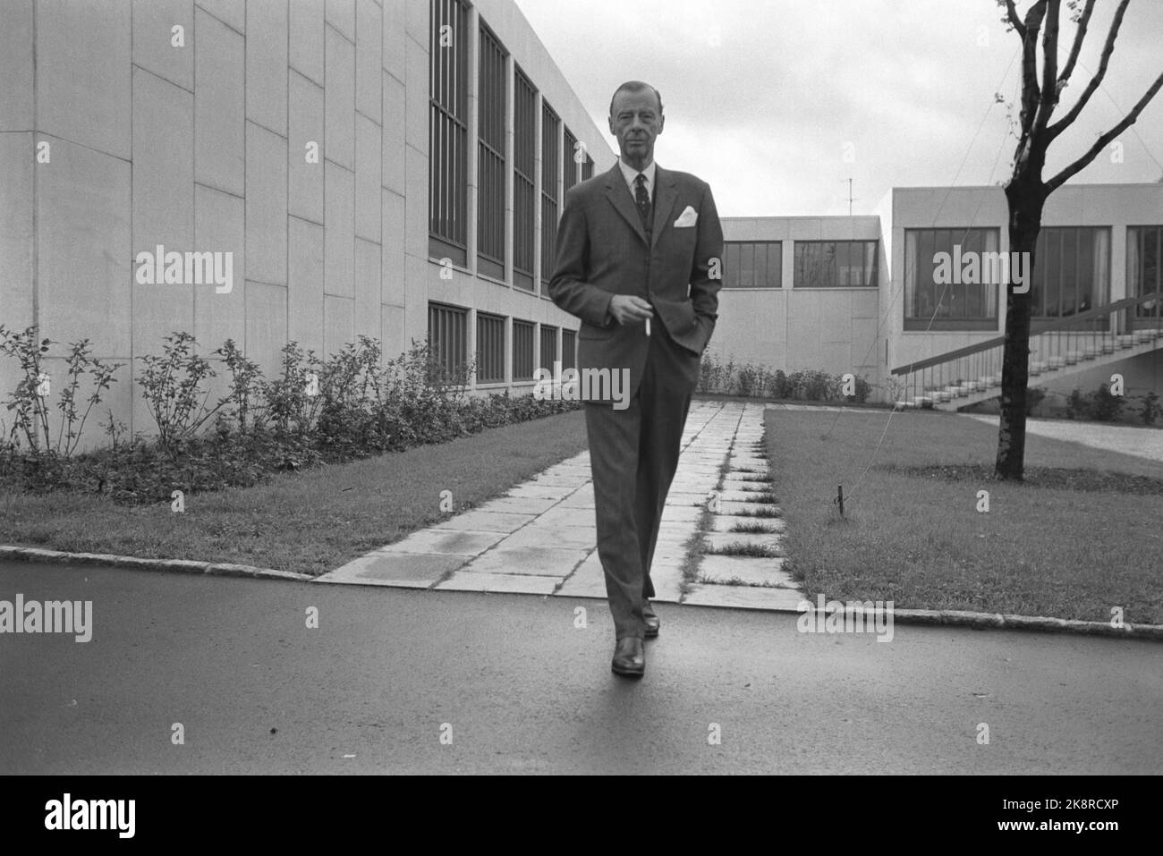 Oslo 19630921 das neue Munch Museum in Oslo. Menschen strömen von allen Seiten ins Museum. Hier ist die Eröffnungsausstellung, die für die feierliche Einweihung im Frühsommer eingerichtet wurde. Eine vollständige und chronologische Präsentation von Edvard Munch. Regisseur Johan H. Langaard ist vor dem Museum. Foto: Aage Storløkken / Aktuell / NTB Stockfoto