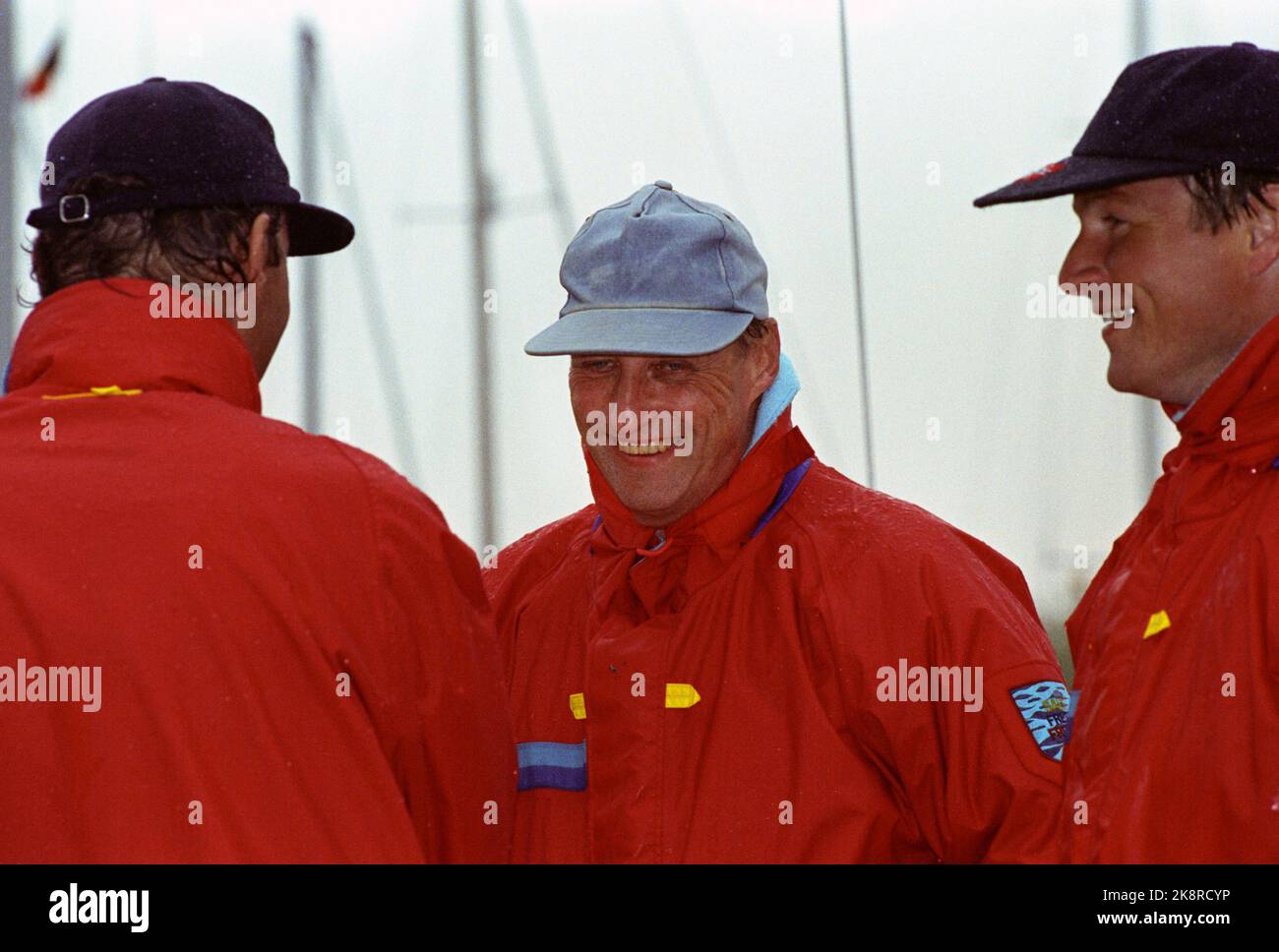 Belgien, Nieuwpoort 1. Juli 1991. Weltmeisterschaft im Segeln. 1 Ton Cup 1991. König Harald und seine Männer segeln Xi. Foto: Lise Åserud / NTB / NTB Stockfoto