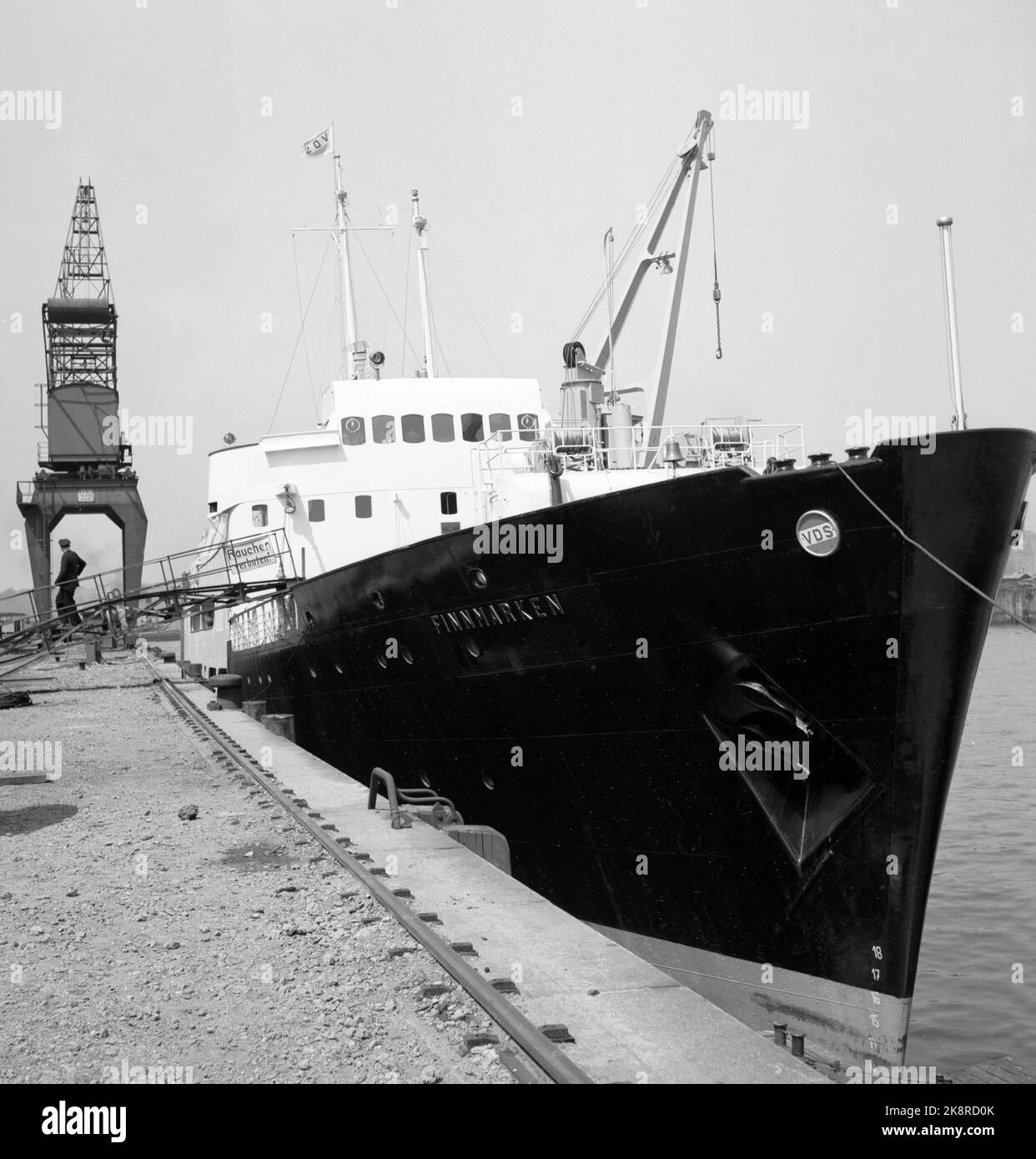 Hamburg, Deutschland 19560529 das Finnmarken Hurtigruten-Schiff der Dampfschiffgesellschaft von Vesteraalen wurde von der Werft Blohm and Voss in Hamburg übergeben. Hier das Schiff am Kai in Hamburg. Foto: DPA für NTB / NTB Stockfoto