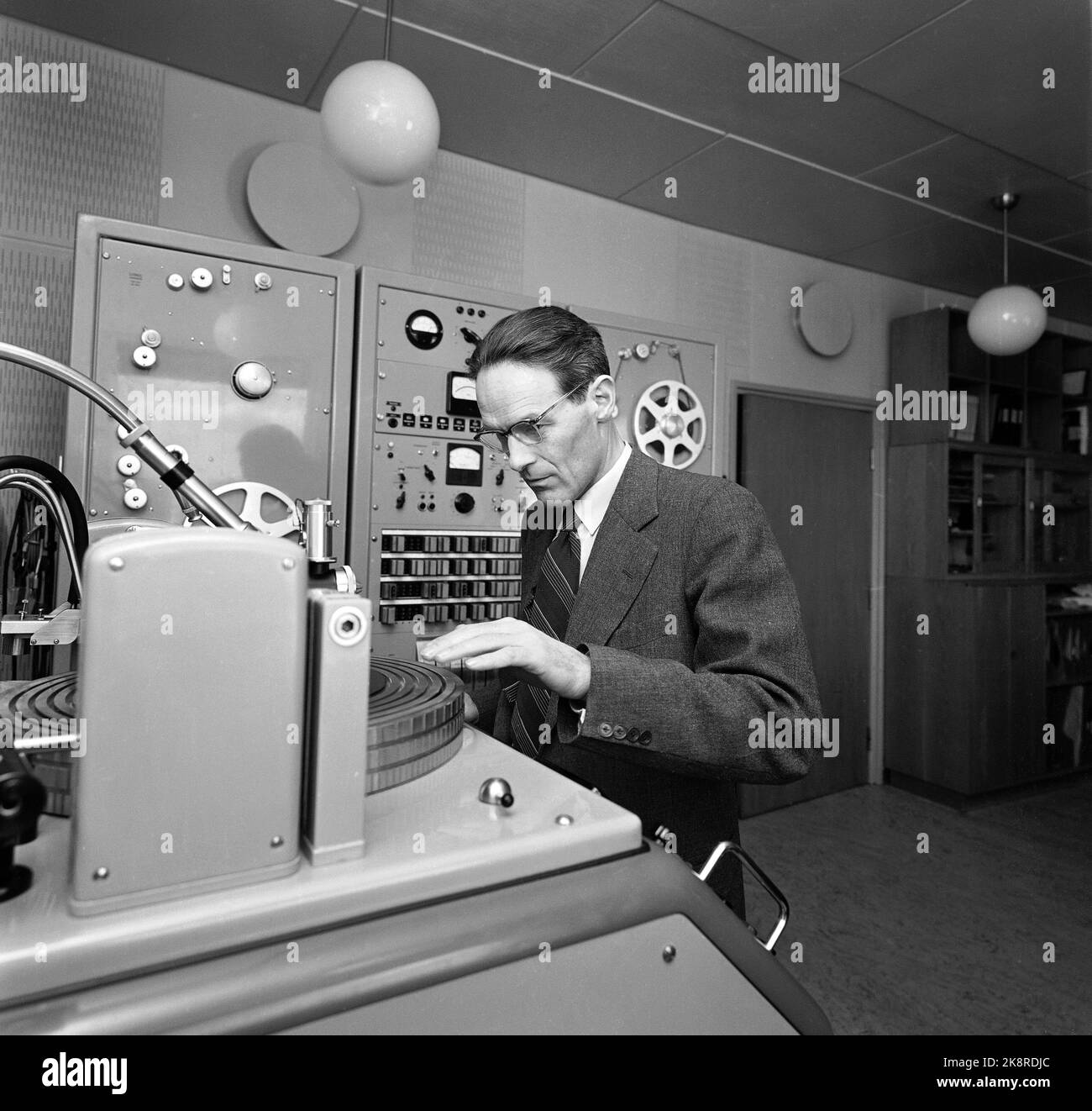 Oslo, 18. Mai 1957. „The Monn-Keys“ stellt Platten her, hier eine Maschine, die während der Plattenherstellung verwendet wird. Foto; Sverre A. Børretzen / Aktuell / NTB. Stockfoto