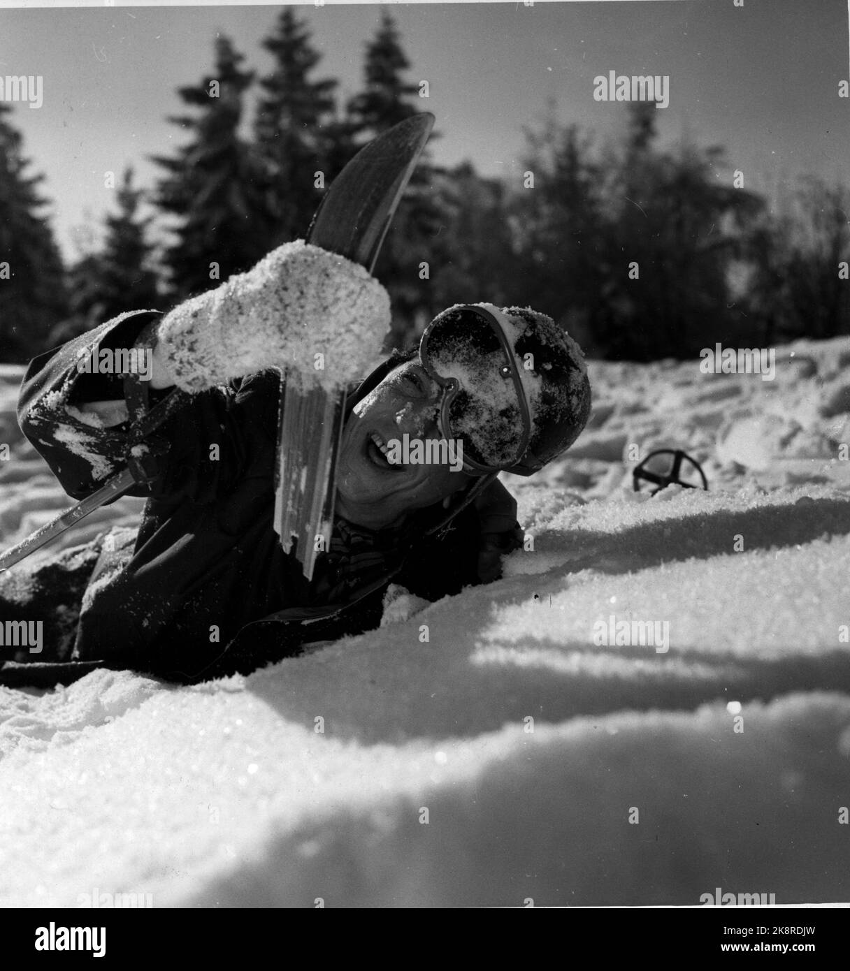 1957 - Schauspieler Leif passt sich im norwegischen Spielfilm 'Fjolls to the Mountains' an. Filmverschüttet. Adjust liegt lachend im Schnee mit gebrochenen Skiern in der Hand. Foto: Current / NTB Stockfoto