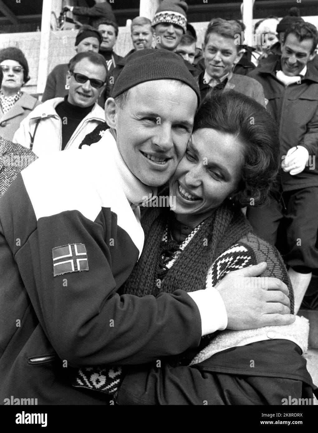 Innsbruck, Österreich 196402 die Olympischen Winterspiele 9.. Schnelles Skaten, Männer, 5000 Meter. Zum ersten Mal wurden alle Medaillen von 5000 Metern von ein und derselben Nation gewonnen. Hier jubelt der Sieger Knut Johannesen nach der Preisverleihung mit Frau Anne Lise. Kupperns Siegerzeit betrug 7.38.4 Foto: Current / NTB Stockfoto