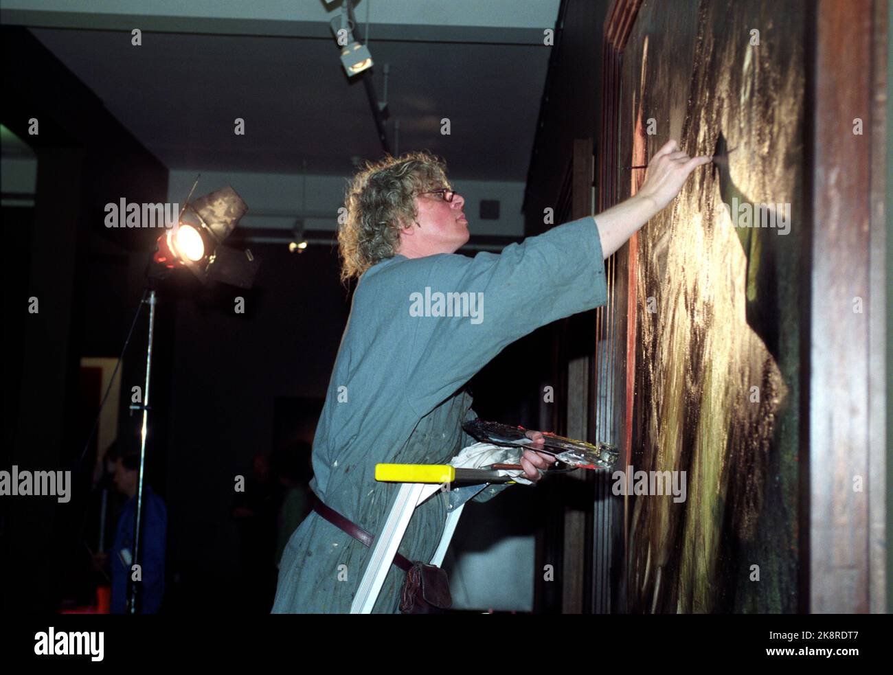 Oslo 19920904 der Maler Odd Nerdrum setzt vor der Eröffnung der Ausstellung im Contemporary Museum einen letzten Schliff an einem Gemälde. Foto: Bjørn-Owe Holmberg / NTB / NTB Stockfoto