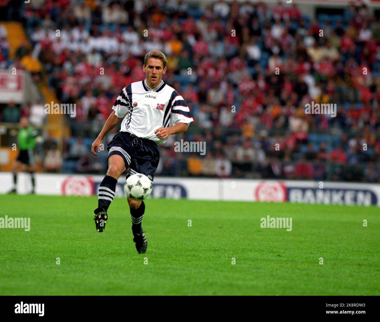 Oslo 19960731 Norwegen - Liverpool Norwegen gewann 6-5 in den Elfmeterschießen. Tommy Svindal Larsen allein mit dem Ball. Foto: Tone Georgsen / NTB Stockfoto