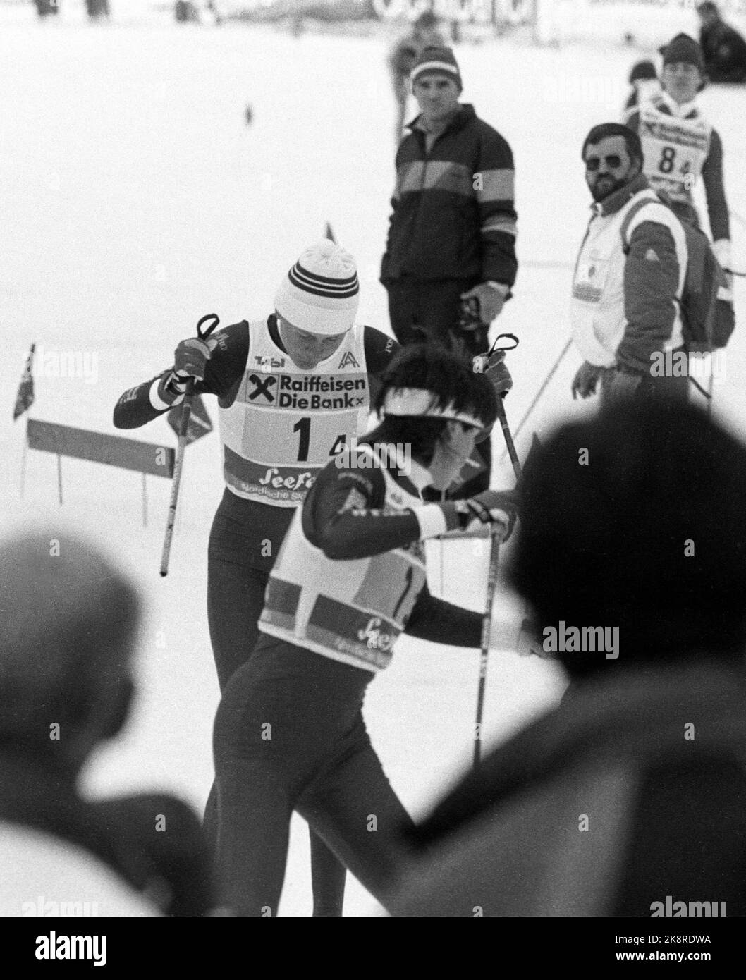 Seefeld, Österreich, 1985-01: Ski-Weltcup. Die Weltmeisterschaft 1985 war zumindest bis dahin die größte Erfolgsmeisterschaft für den norwegischen Skisport. Insgesamt nahmen die norwegischen Athleten 15 Medaillen ein, davon 5 Gold, 5 Silber und 5 Bronze. Picture: Stavbrekk und die Goldmedaille als unerwartet verpasst: Die Mädchenstaffel. Berit Aunlis Stav bricht, als Grete Ingeborg Nykkelmo Berit Aunli zur Etappe 4. schickt, am 23. Januar 1985. Foto: Inge Gjellesvik / Paul Owesen Stockfoto