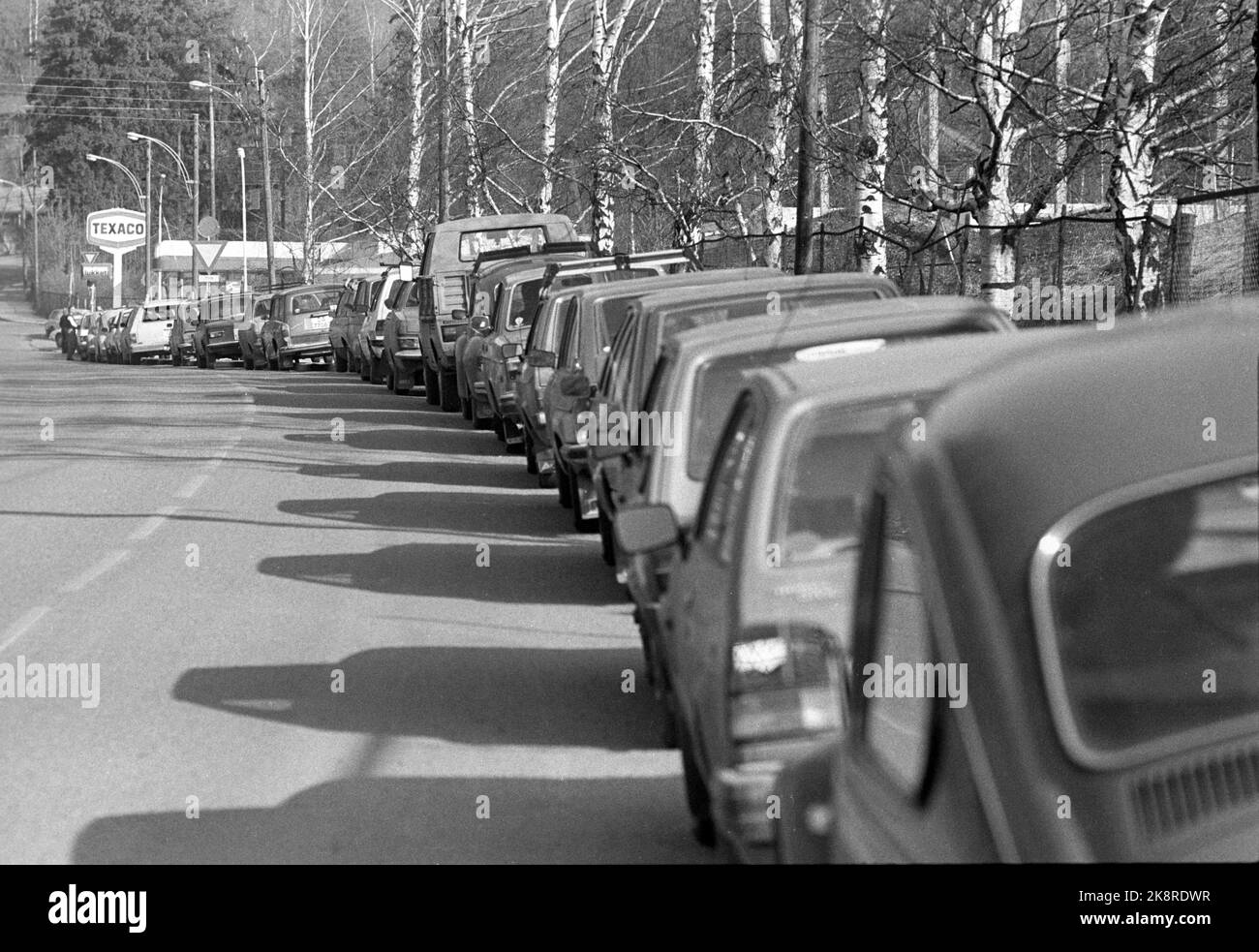 19820421 Transportstreik. Lange Warteschlangen mit Autos an den Tankstellen in Oslo in den Morgenstunden, aber es dauerte nicht lange, bis dieser Texaco-Station auch das Benzin ausging. Foto Henrik Laurvik / NTB Stockfoto