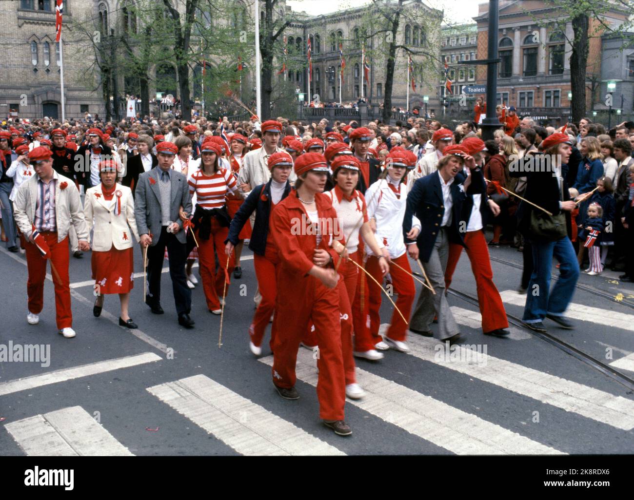 Oslo 19780517. Mai 17 Feier in Oslo 1978. Russ auf dem Weg nach Karl Johans Tor mit russischen und russischen Stöcken. Foto: Henrik Laurvik / NTB Stockfoto