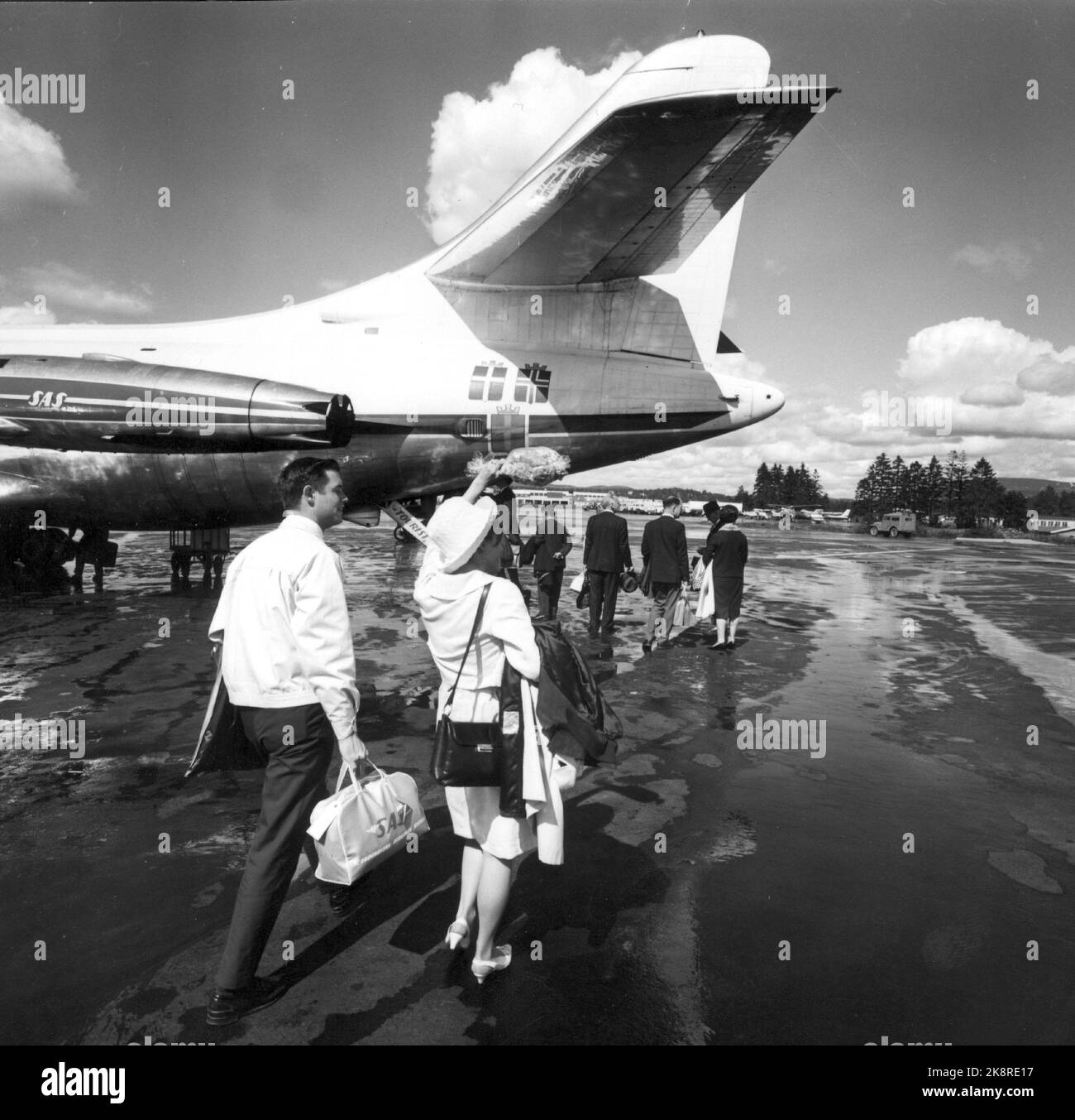 1965 - im Jahr 60s reisten immer mehr Norweger auf einer Charterreise ins Ausland. Passagiere auf dem Weg an Bord der SAS-Flugzeuge. Foto: Aage Storløkken / Aktuell / NTB Stockfoto