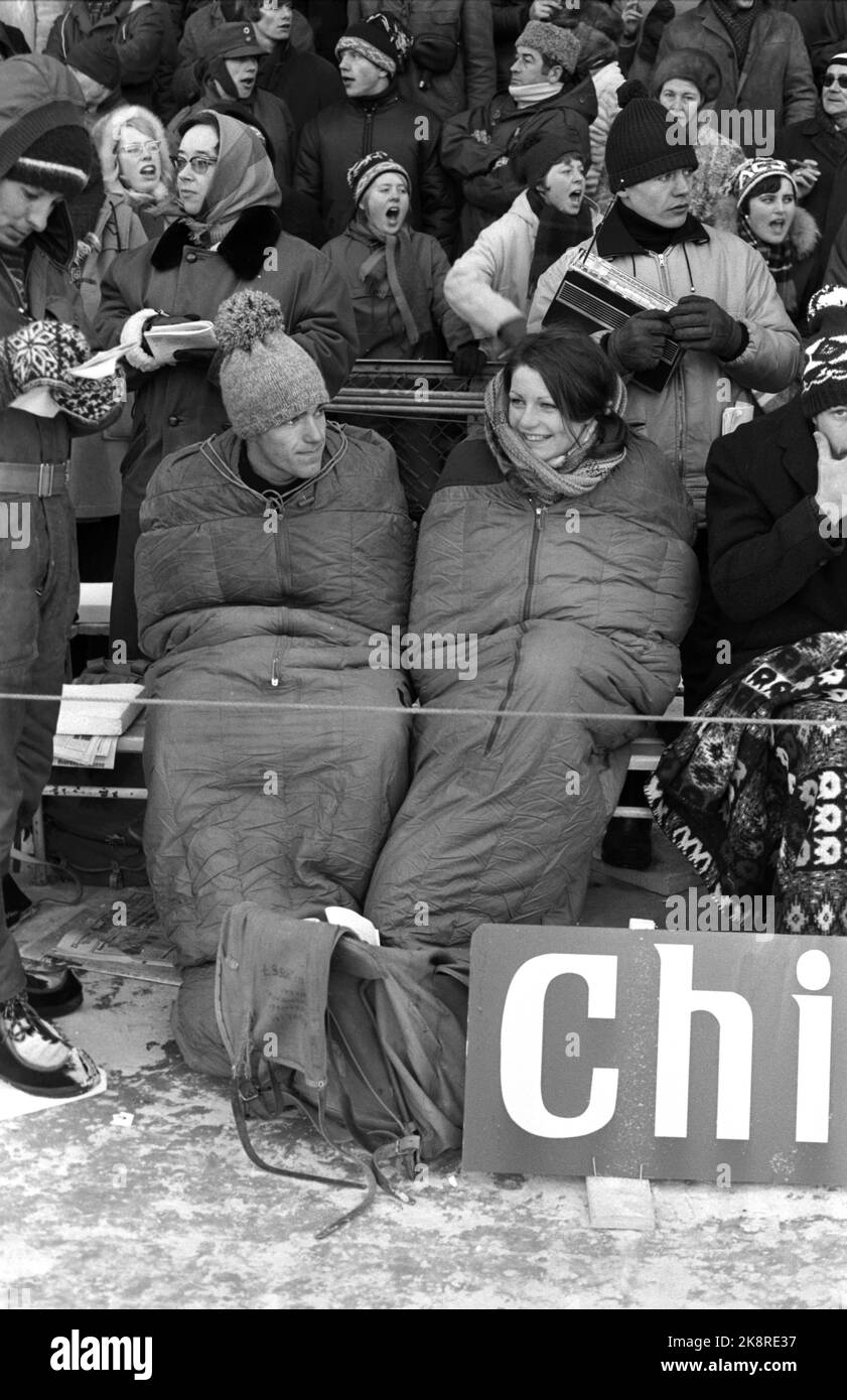 Oslo 1970. Zwei überfüllte Tage während der Skating-WM in Bislett mit alten und guten Bislett-Sus. Hier sehen wir ein Paar, das in Schlafsäcke gekrochen ist, um sich warm zu halten. Foto: Current / Aage Storløkken / per Ervik / NTB Stockfoto